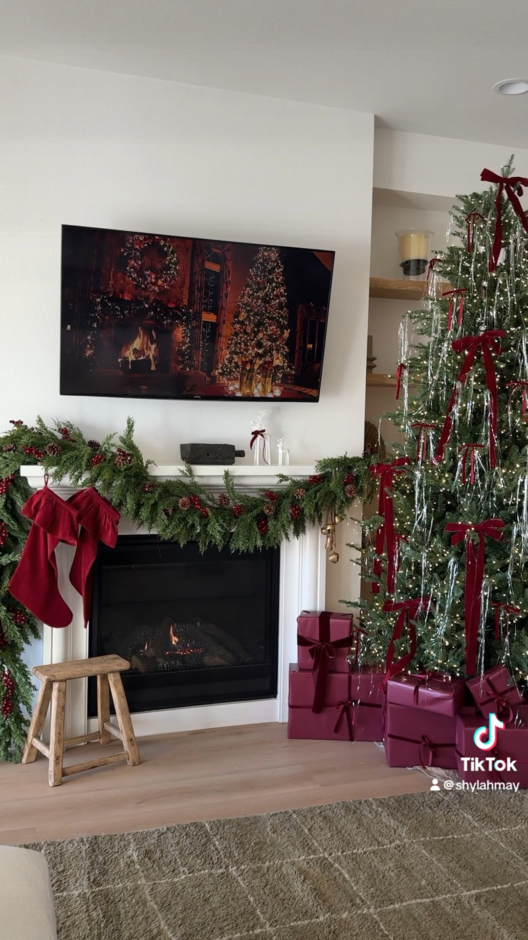 Maroon Christmas decor inspoired

#LTKHoliday