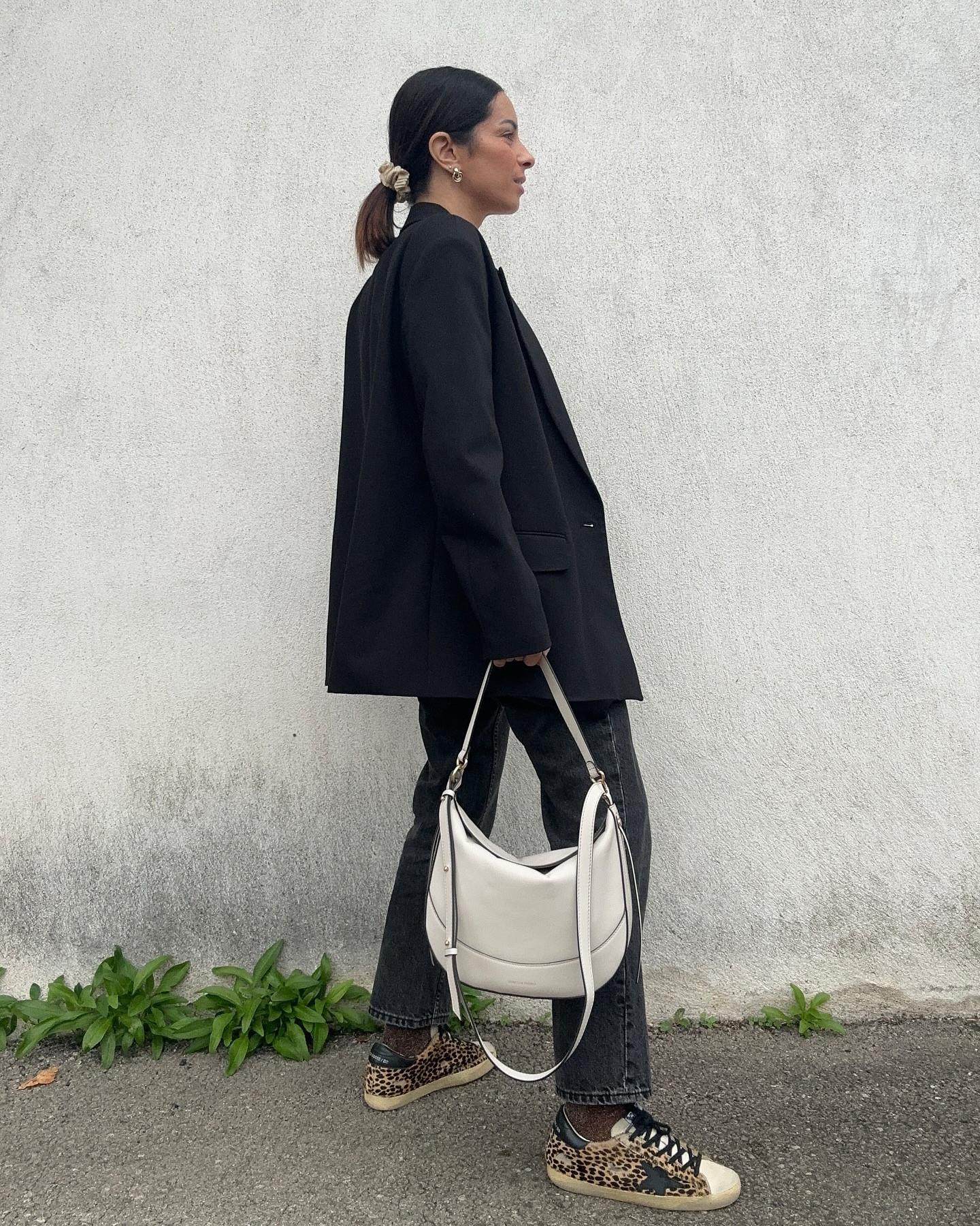 Black Outfit & Leo is always a good idea ! Yes or no ?
Body @onestepofficiel 
Blazer @zara 
Jean @mango 
Baskets @lulli_goldengoose 
Sac @vanessabruno 
#ourfit#leo#goldengoose#blogger#fashioninspiration#inspi#look#ootd#autumoutfit#fit#blackoutfit#leoshoes