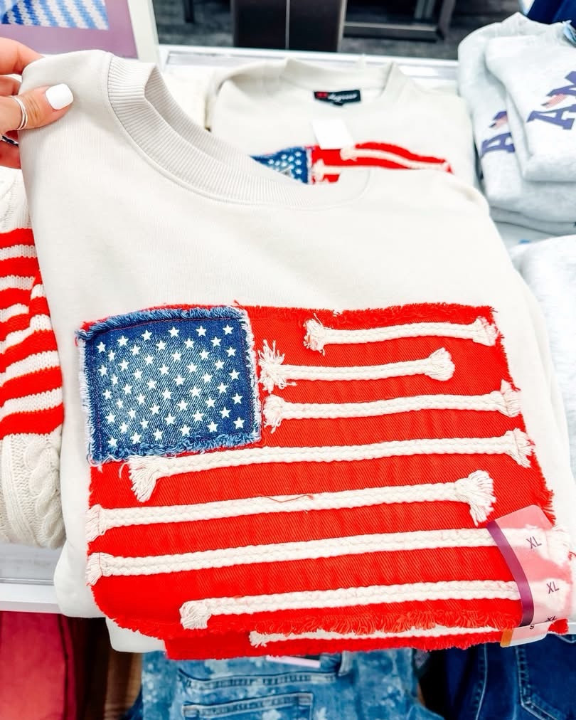 Okay but Target really understood the assignment 🇺🇸✨
These women’s American sweatshirts are BEYOND cute—comfy, oversized, and perfect for all the summer nights and holiday vibes ❤️

#TargetFinds #AmericanStyle #FourthOfJulyVibes #CozyAndCute #SummerNights #MomStyle #CasualCute #RedWhiteAndBlue