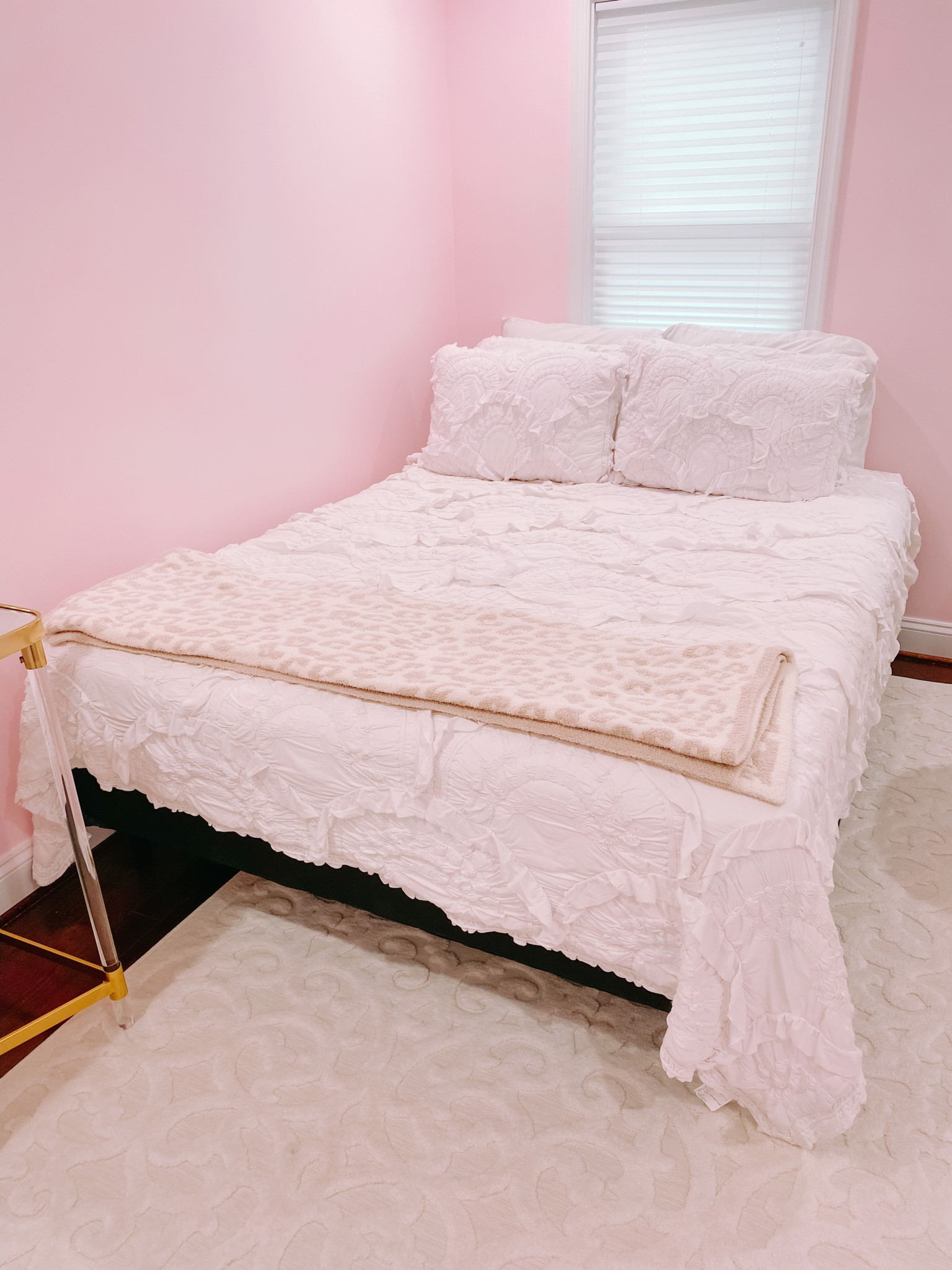 White bedding quilt Anthropologie/ queen size bed 