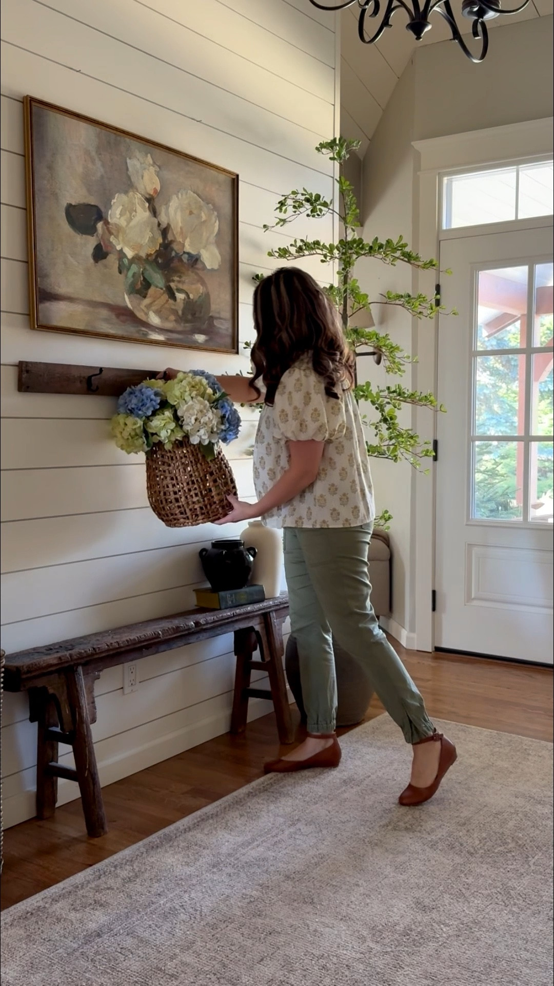 The first thing you see when you walk in should make you smile — vintage charm, fresh florals, and all the right spring energy 🌸 Your entryway sets the tone for everything ✨


#springentryway #vintagedecor #springflорals #entrywaydecor #springhome #cottagestyle #vintagehome #springdecorinspo #charminghome #frontentrway #floraldecor #springinteriors

#LTKHome #LTKstorytime #LTKdayinmylife