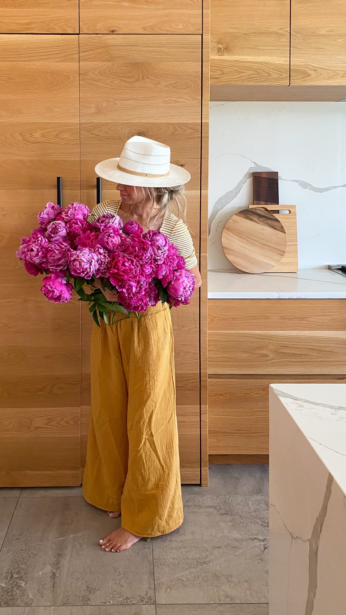 Probably a little premature since our house won’t be done for 5 more months 😂 but I just bought my first peony plant.

We had a dozen peony bushes at our old house and they were my absolute favorite! 
@plantaddicts #ad