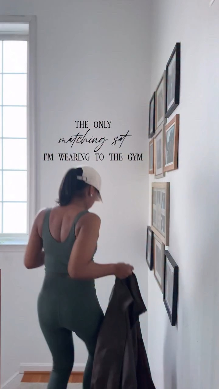 This set >> everything else in my gym drawer 😍 
High waist. Long top. Buttery soft.
I own it in two colors and I’m definitely ordering another! I started focusing on my health the last few months of 2025. Meeting with an accountability partner weekly has been a game changer! Small changes, daily movement, and treating myself to Cava after my weekly gym session keeps me motivated.

#personalstyle #athleisurestyle #casualstyle #everydaystyle