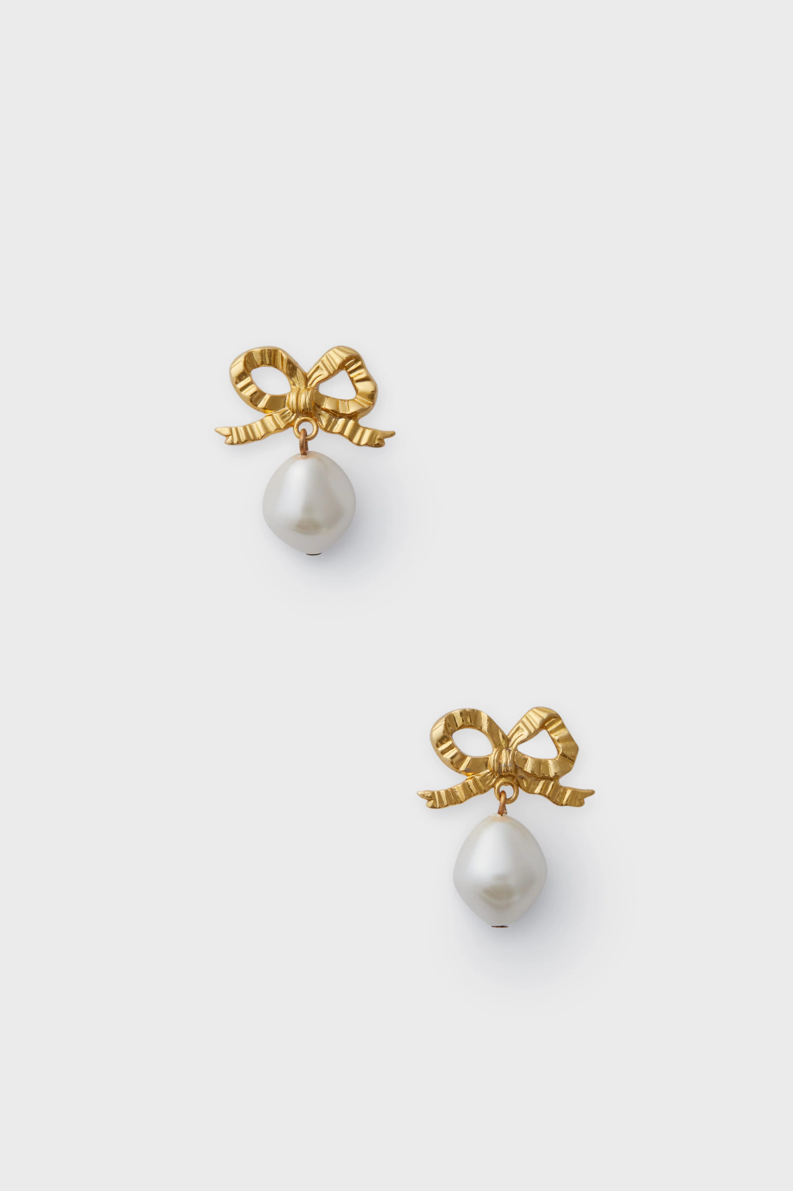 Gold Khloe Earrings | Tuckernuck (US)