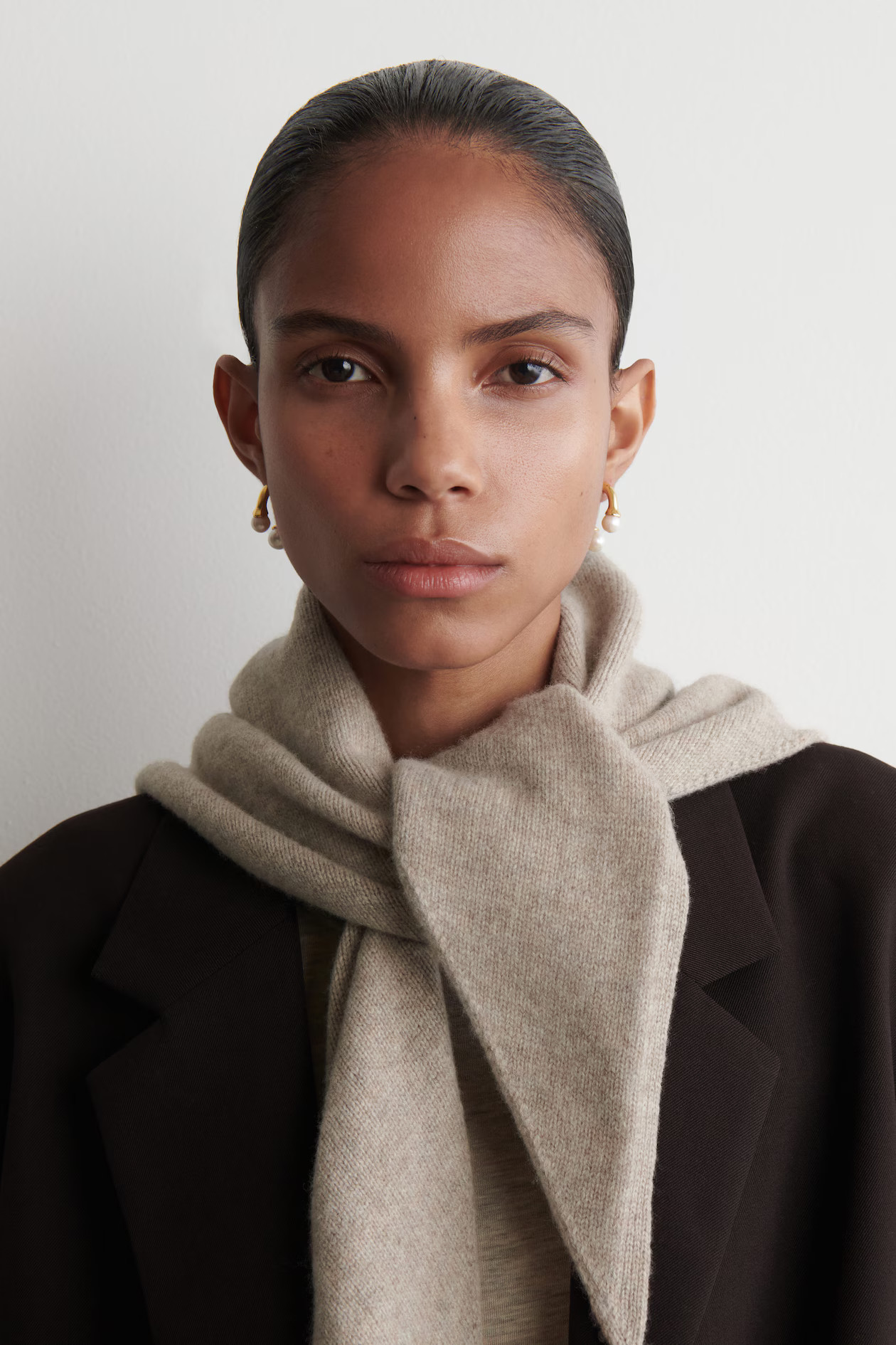 OVERSIZED WOOL TRIANGLE SCARF - BEIGE | COS US | COS (US)