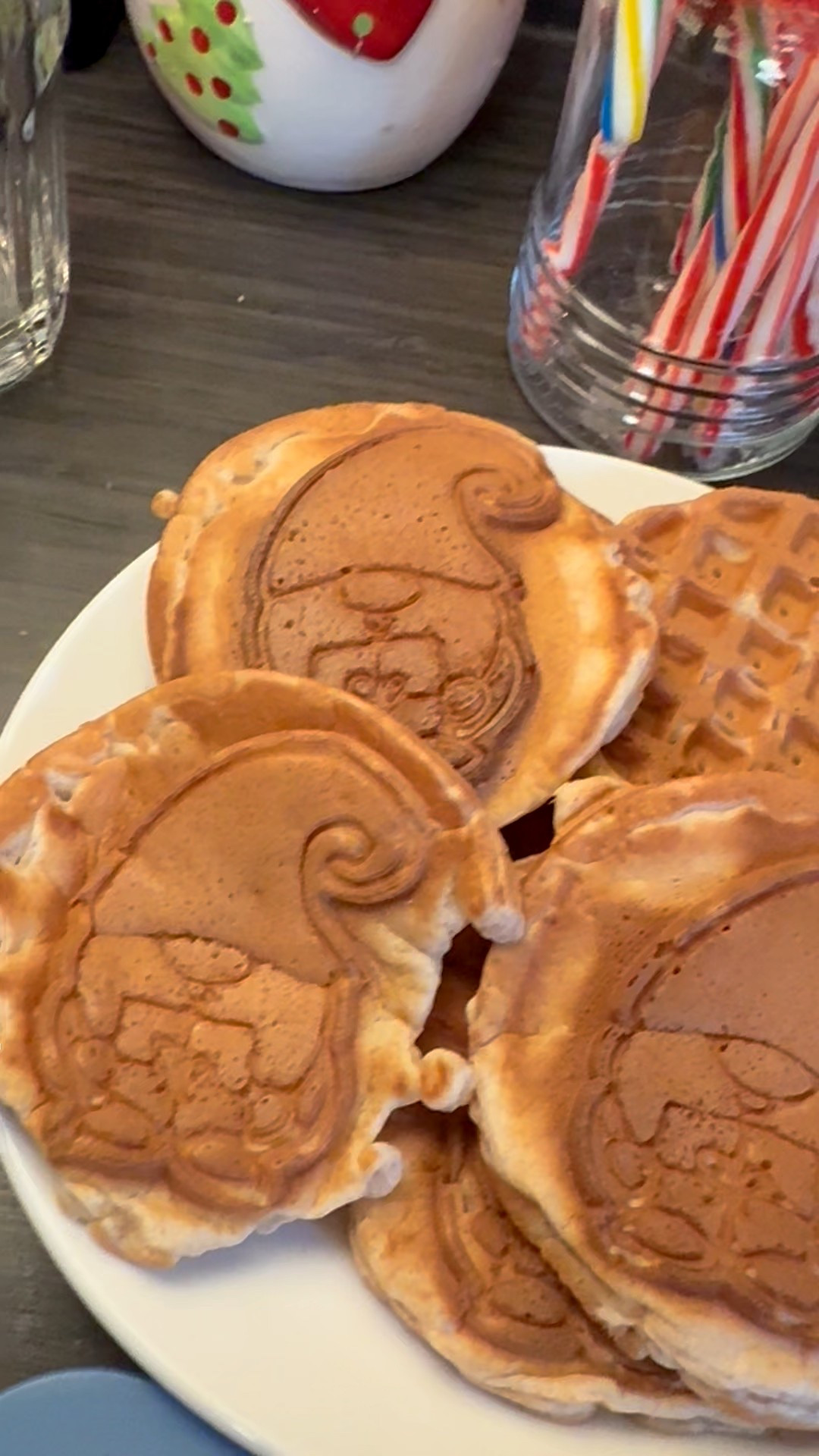 It would be perfect if they didn’t all stick to the top on it because the waffle holes are up there 

#gnomes #christmasbreakfast 