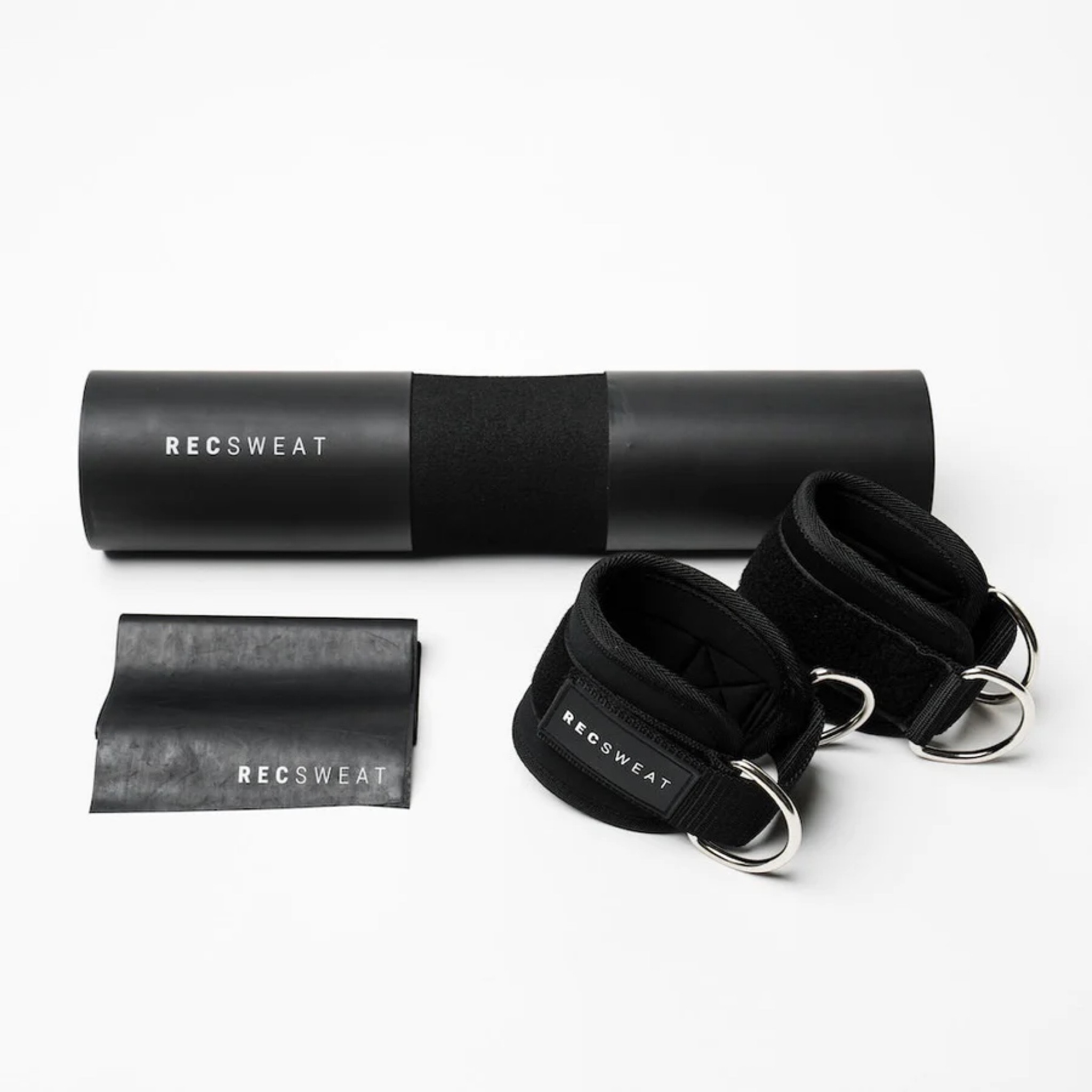 The gym bundle I take with me all the time. Ankle straps, a barbell pad and a stretching band, perfect for your workout