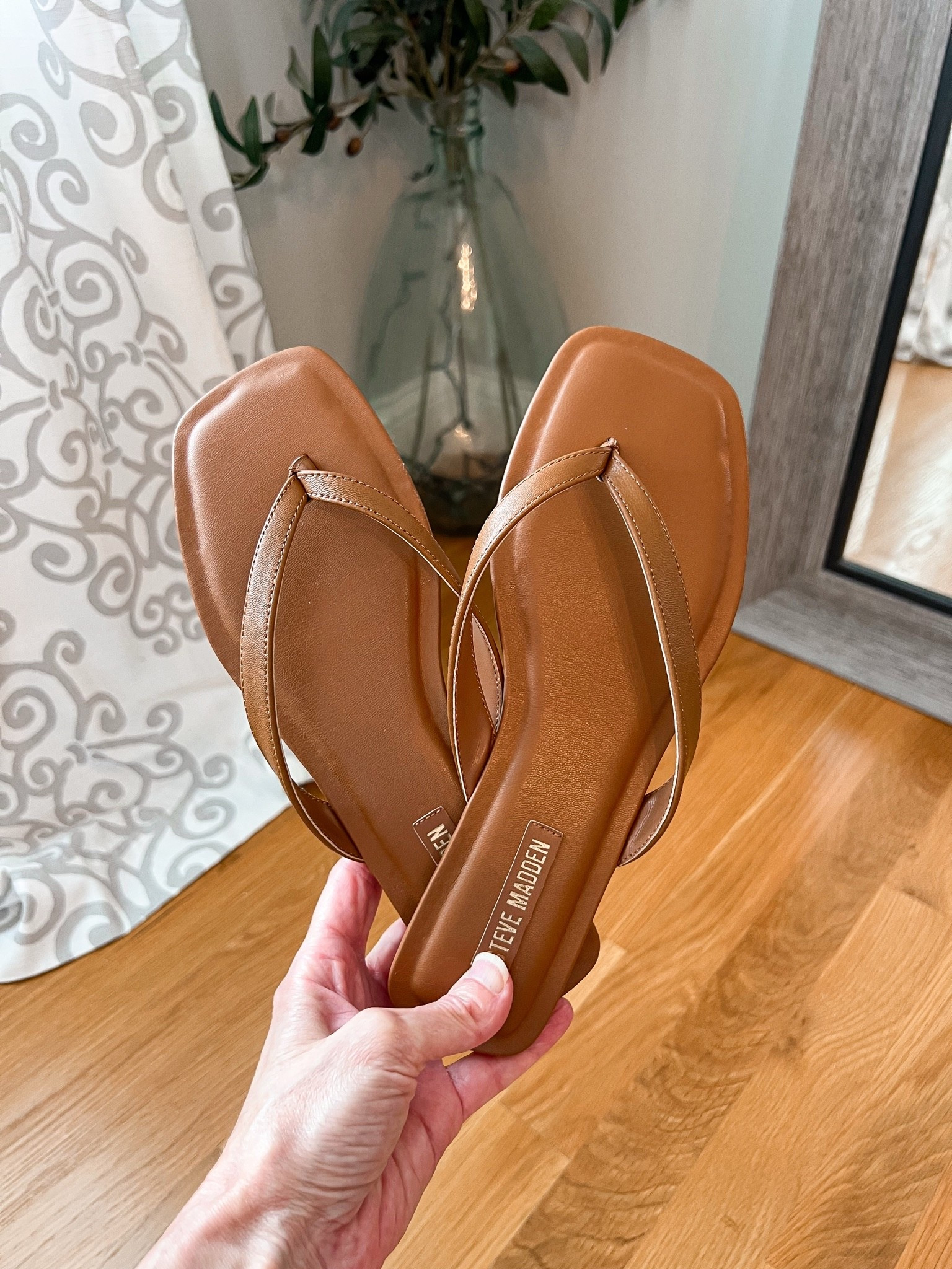🤎🩴 Summer staple alert! These Steve Madden flip flops are comfy, versatile, and go with everything from dresses to denim. A closet essential for the season. ☀️✨

#LTKSeasonal