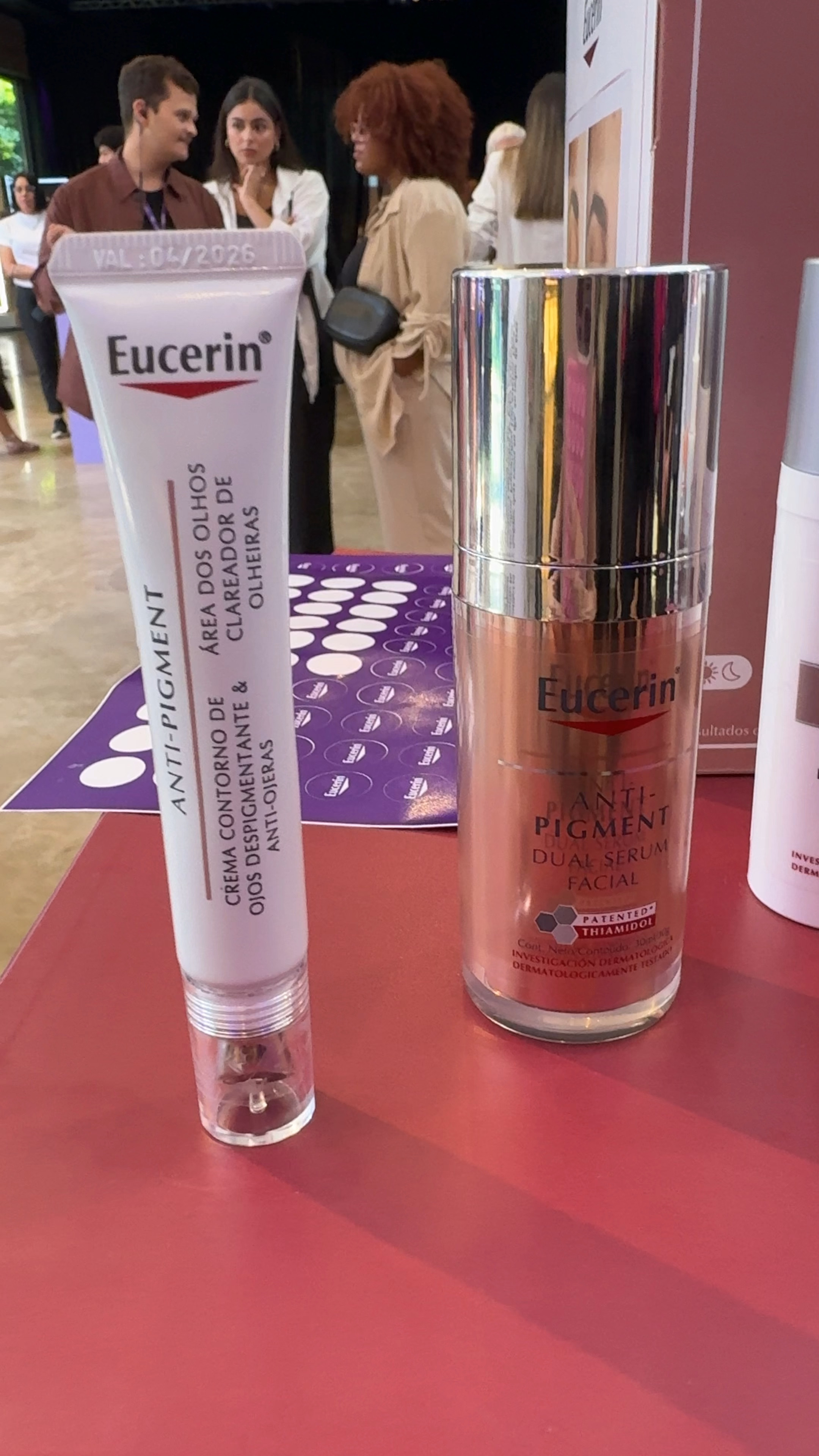 Eu sempre vejo muitos elogios a essa linha anti-pigment da Eucerin. Conversei com a especialista que me indicou os melhores produtos para o meu tipo de pele e ainda me apaixonei por esse Sérum para região dos olhos com a ponta geladinha para ajudar a desinchar a região! 

#LTKbrasil #LTKVideo #LTKbeauty