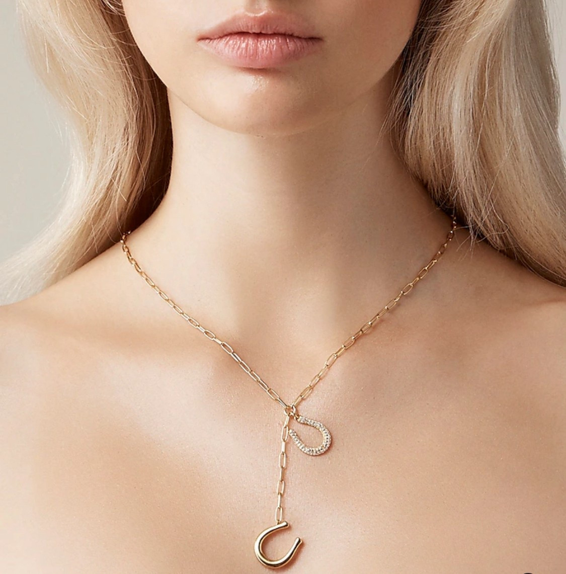 LOVE this @jcrew horseshoe necklace as a unique item to layer with your favorite Longhorn necklace for any Texas UT Longhorn occasion!! So pretty!! 🤘🧡 #texaslonghorns #texasgameday #burntorange #ut #gamedayfashion 
#longhornfinds #utlonghorns #utorange #texasfight #utaustin #longhorn #bevo #texasexes #longhornjewelry