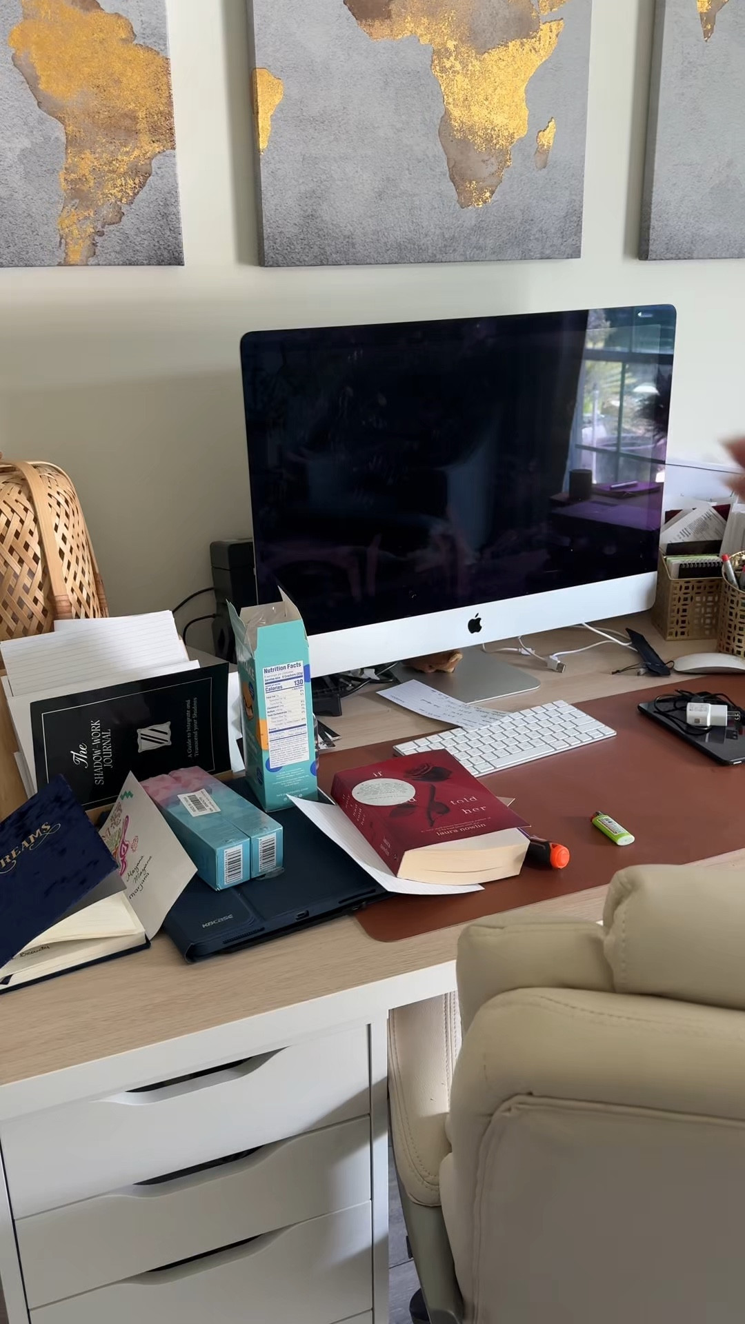 Cleaning my desk

#LTKdayinmylife #LTKHome