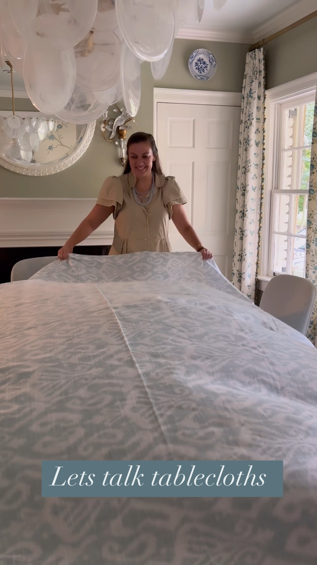 Lets talk tablecloths! A patterned tablecloth can really elevate a table setting and serve as a focal point. Here are some good ones for Fall! 