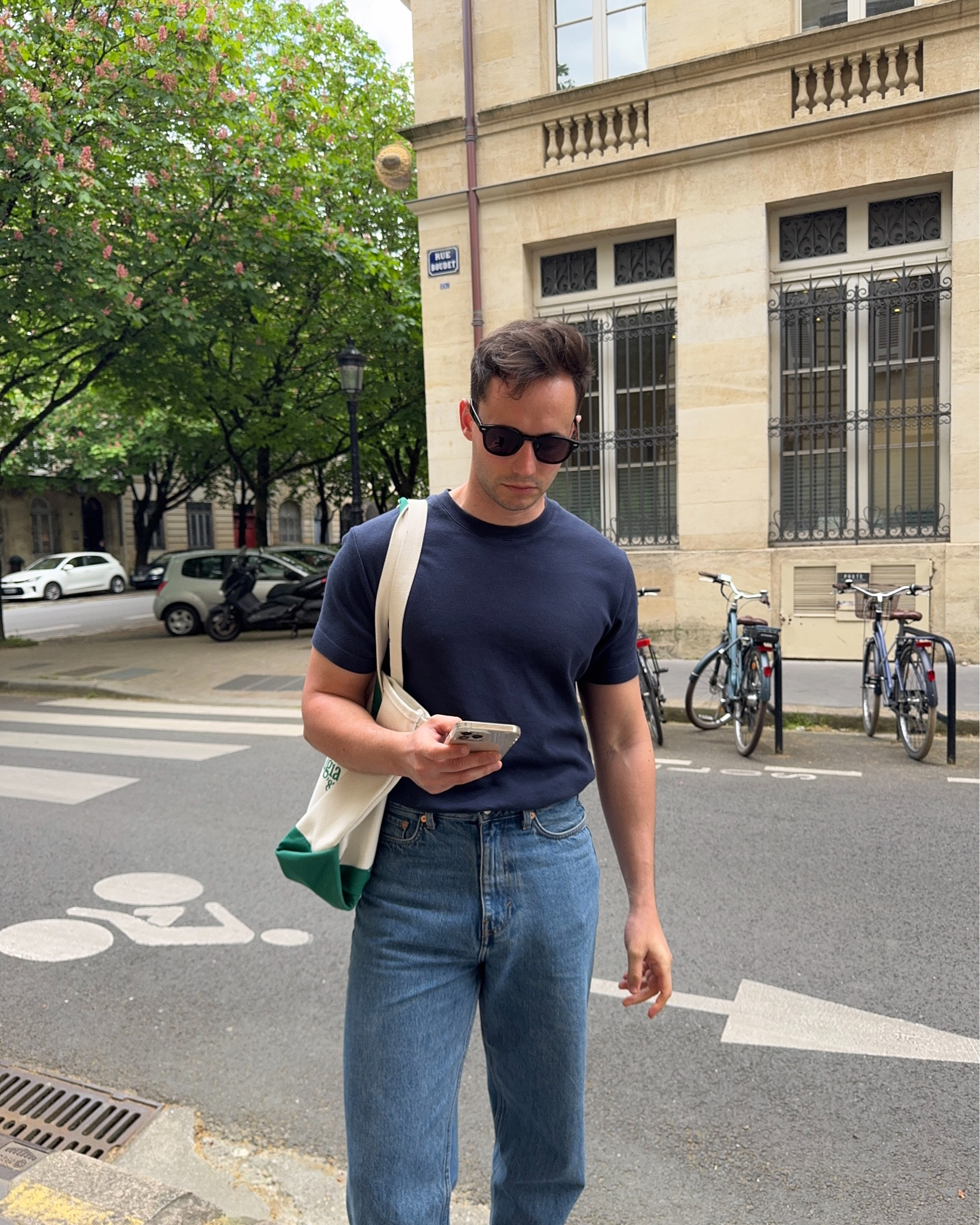 jeans, tee & a sunny day
#uniqloeurope #LIFEWear ad