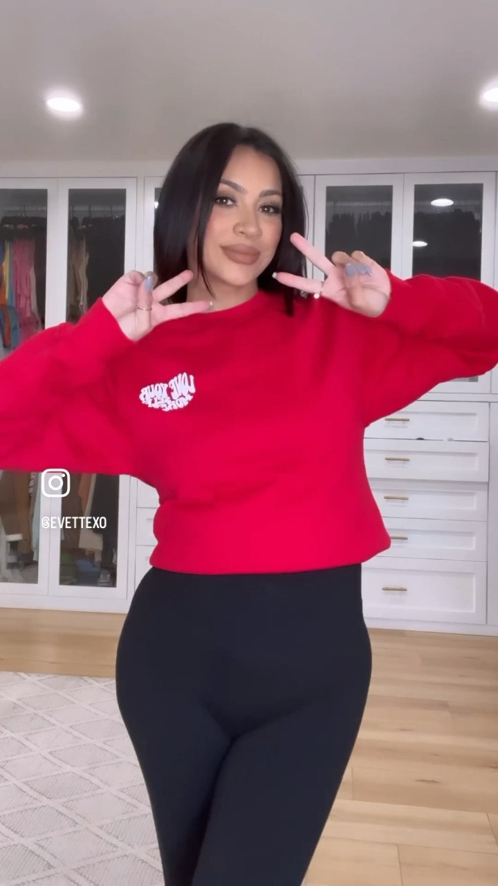 Comfy fit ❤️ 
Crewneck: @shopevettexo 