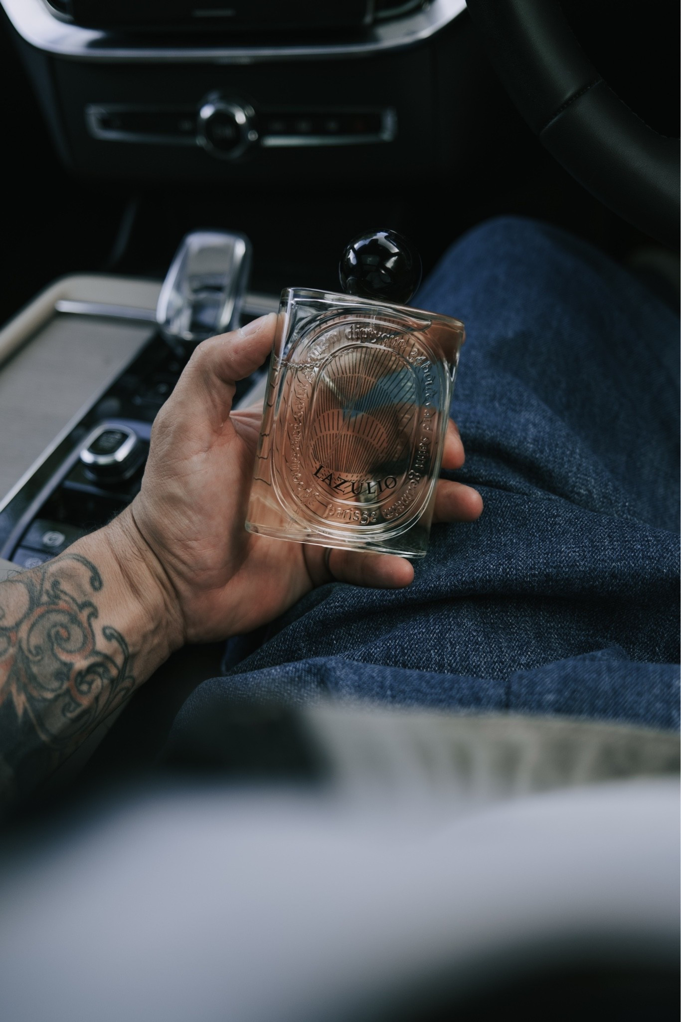 Today’s fragrance of the day is a unisex fragrance but layered with something woody or musk gives the perfect masculine edge👌🏽

DIPTYQUE Lazulio Eau de Parfum Envelop your everyday mystique with Diptyque’s Lazulio Eau de Parfum, echoing the crystalline splendour of lapis lazuli with its aromatic blend of woody, citrusy notes.