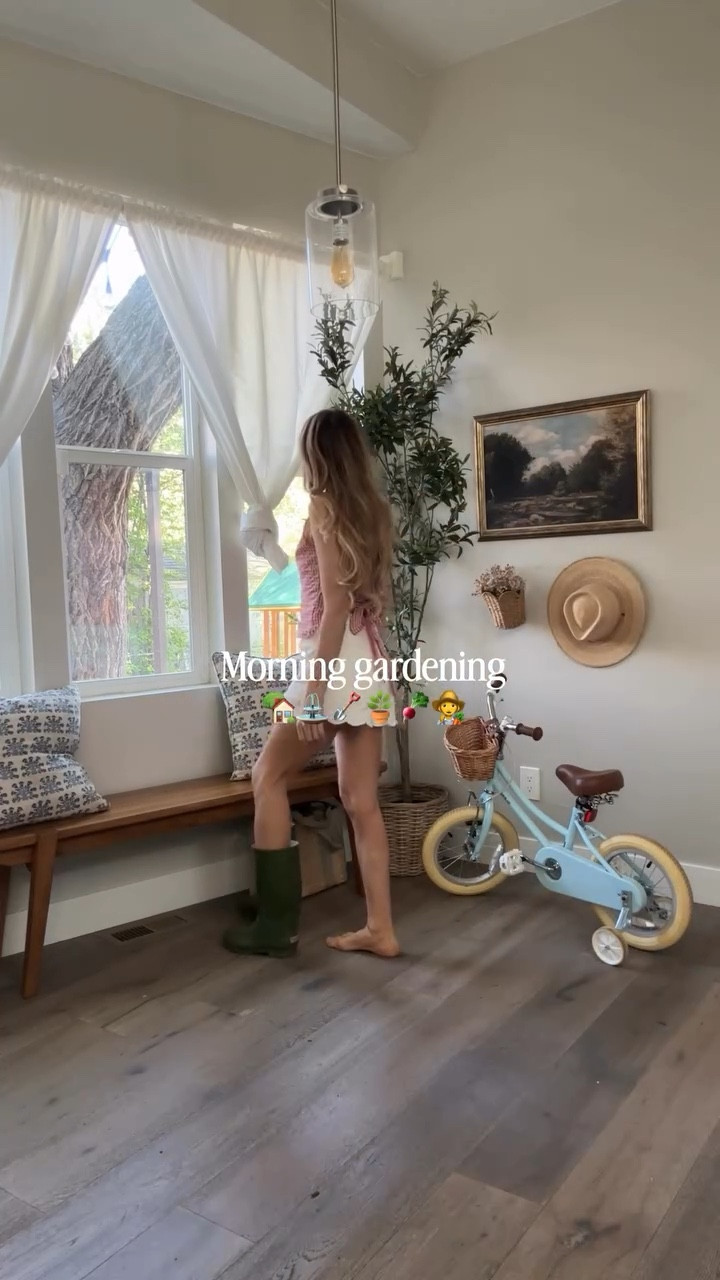 Morning gardening routine 
🏡⛲️🪏🪴🫜👩‍🌾

#gardening #compost #springgardening #gardenwithme #lulus