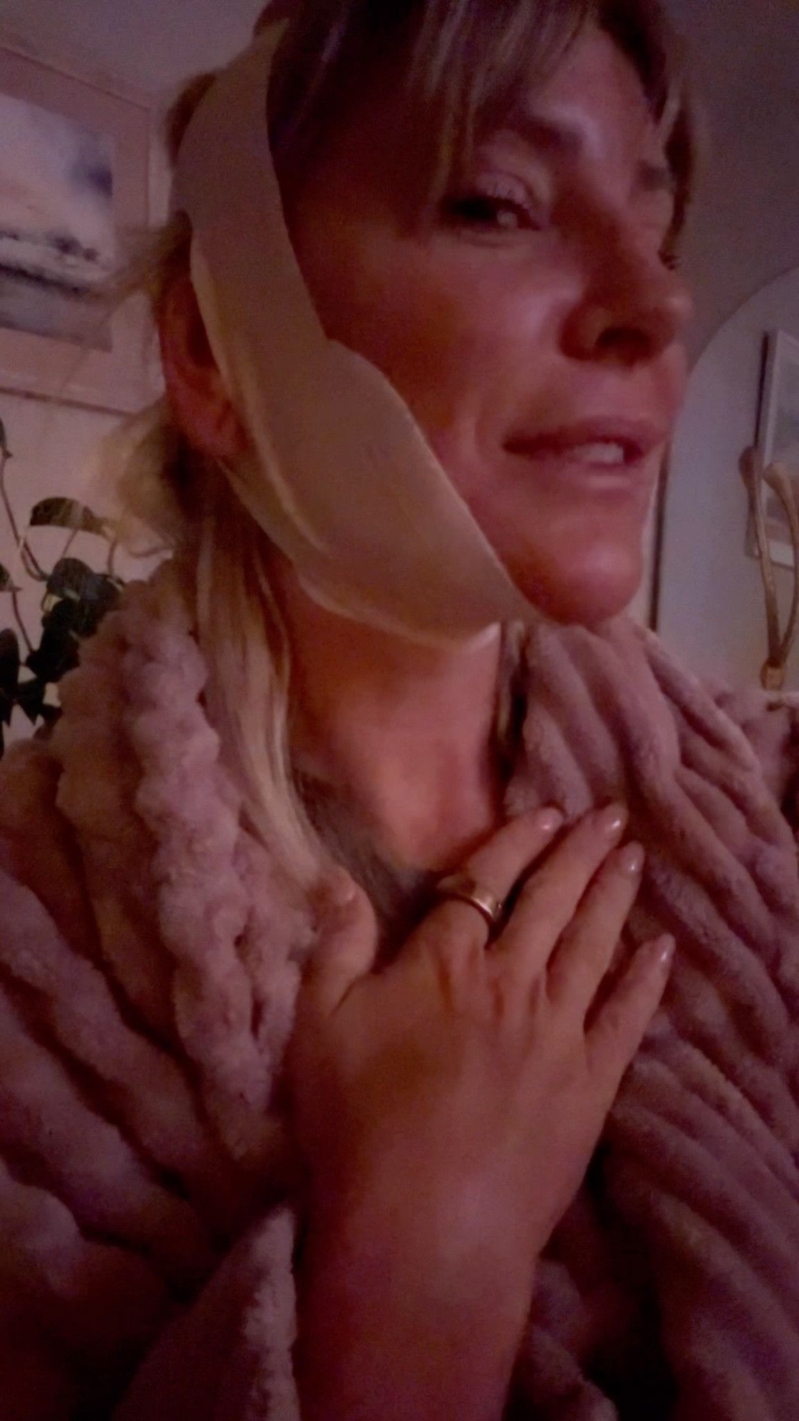 Testing out neck compression! 

There are definitely benefits. Go check out my IG for more information! 

#over40tips #over40skincare 

#LTKOver40 #LTKMidsize #LTKFindsUnder50