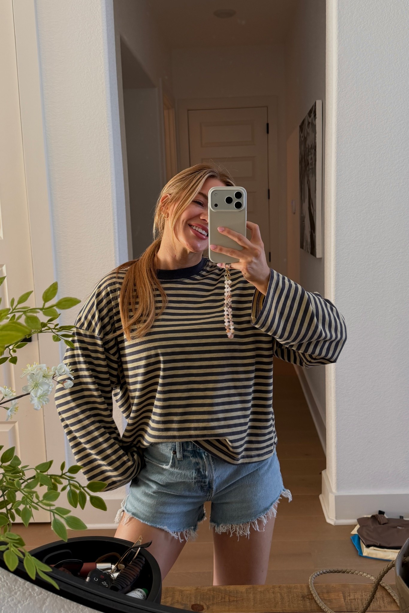 taking lucy to hat creek ft my amazon tee i can’t stop wearing lol. wearing a small and a 25 in the denim shorts. 