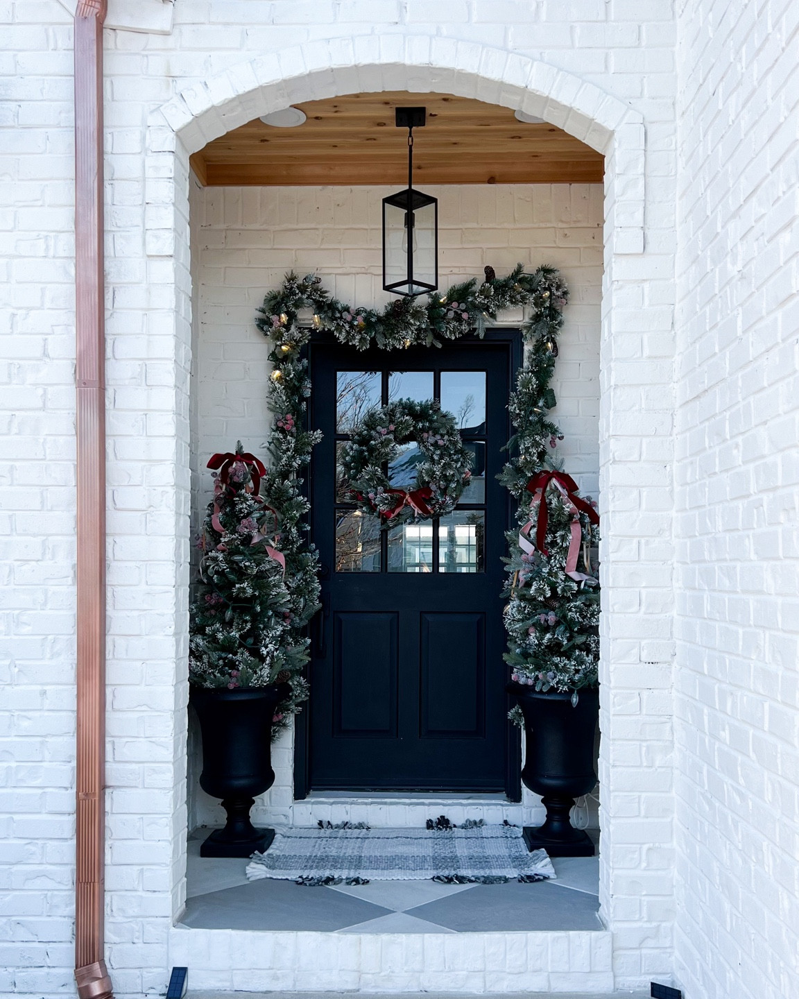 Holiday porch decor! 

#LTKSeasonal #LTKFindsUnder100 #LTKHoliday