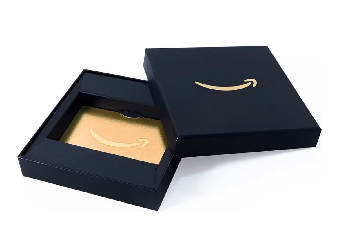 If you could use a super versatile and useful gift for a grad 🧑‍🎓, Amazon has special black and gold Amazon gift cards available right now just for the occasion! Great gift option, and so nice that it comes in a themed gift box!