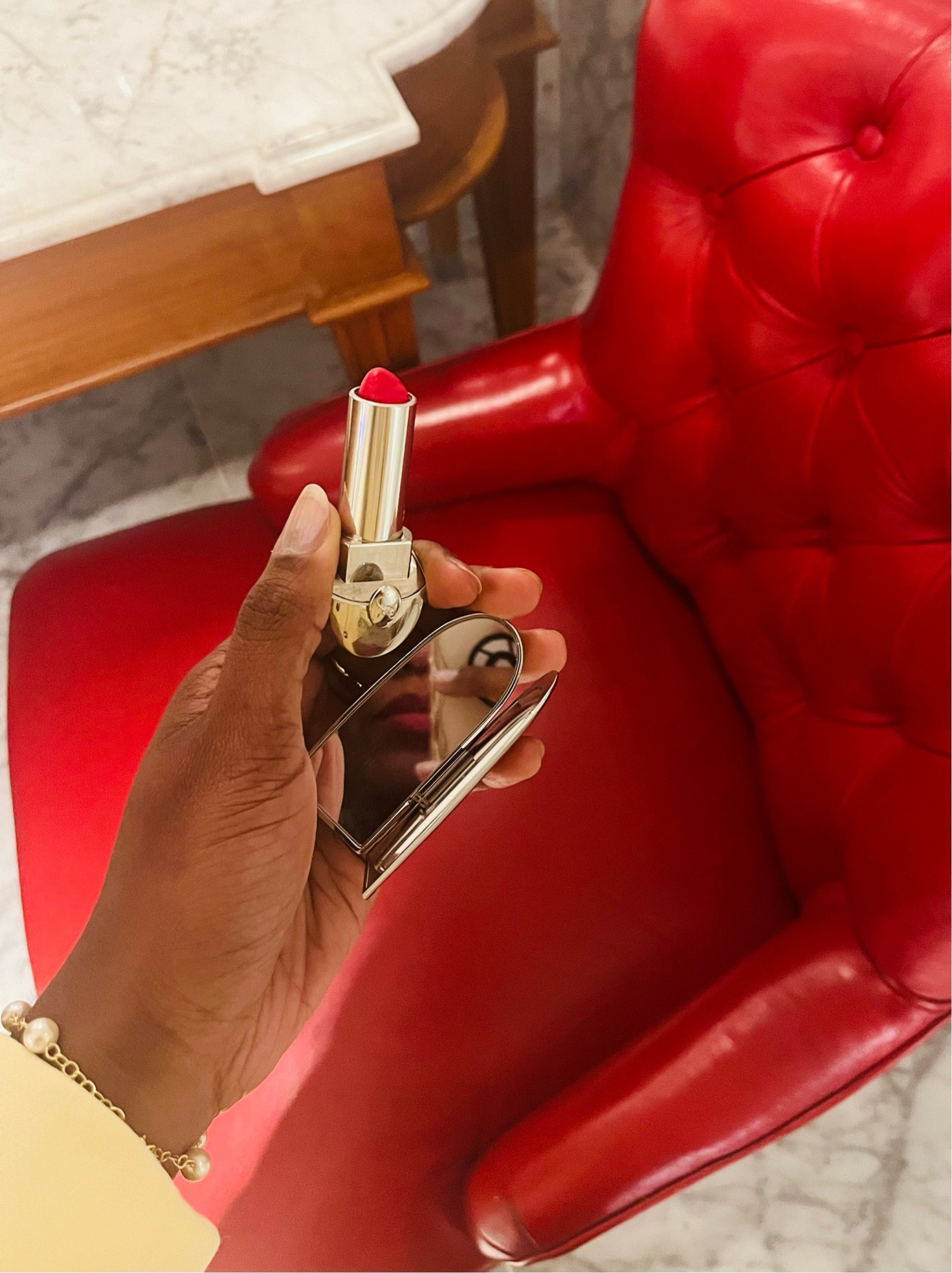 Um batom vermelho extremamente impactante, tem ótima pigmentação e durabilidade, além do charme especial da capinha. 🤌🏾