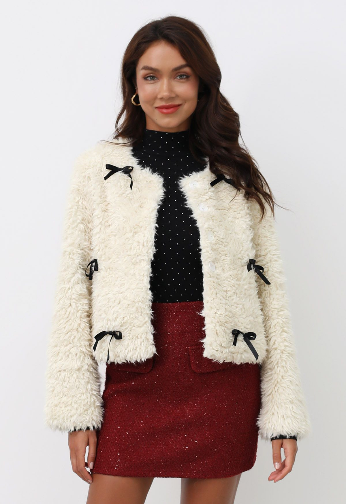 Kunstpelzmantel aus Satin mit Schleifendetail in Elfenbein | Chicwish