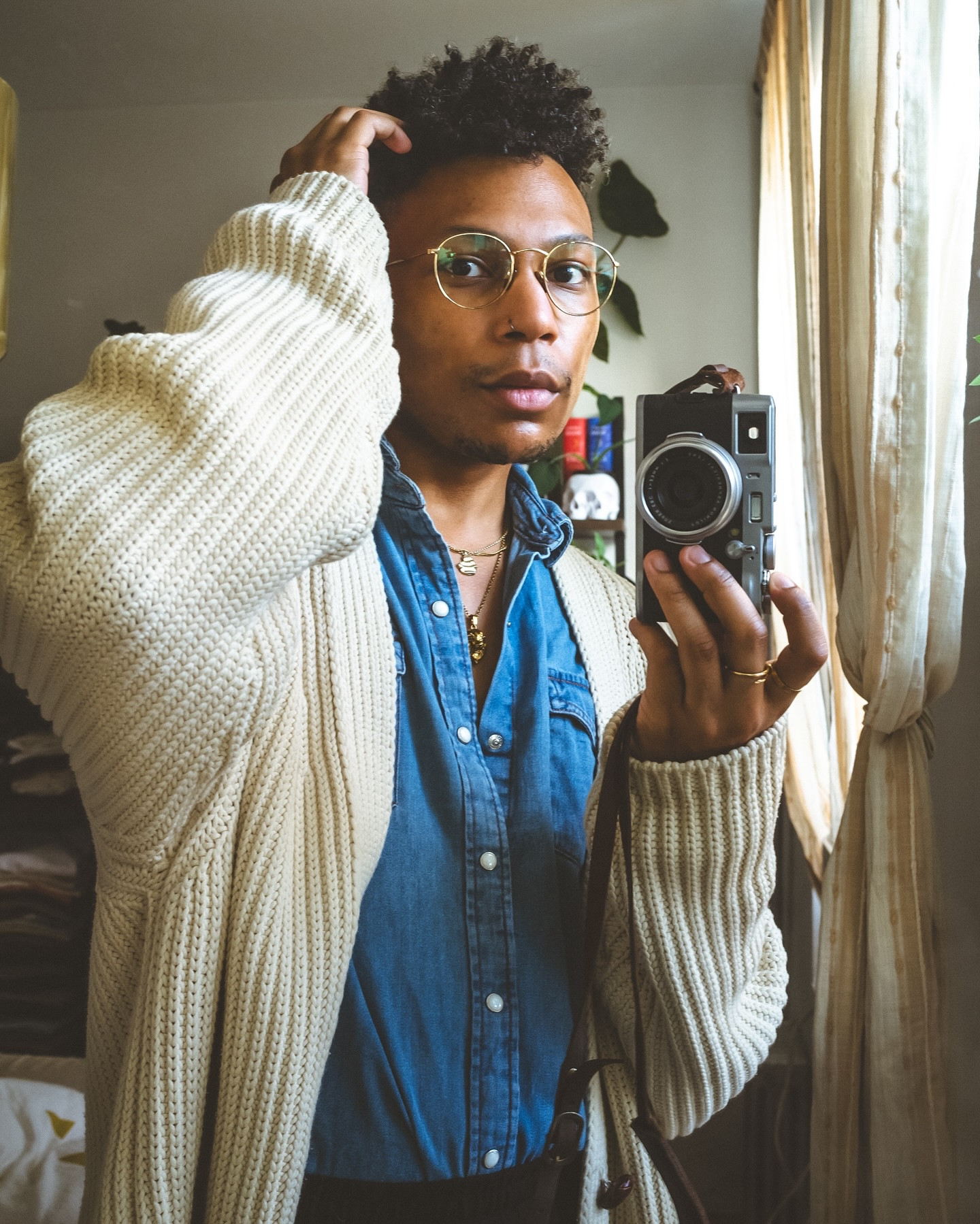 I’m finally no longer an incubus viral plague ☺️ Did you miss me? ✨ my acupuncture session last week released the demons, chile — fevers, chills, brain fog… it was hell. But I survived! Flu season is out for 🩸 so stay safe out there. Did y’all manage to dodge it, or are you fighting for your life too? 👀

** i’m wearing @wrangler @nanushka @craftd @lanes_studio