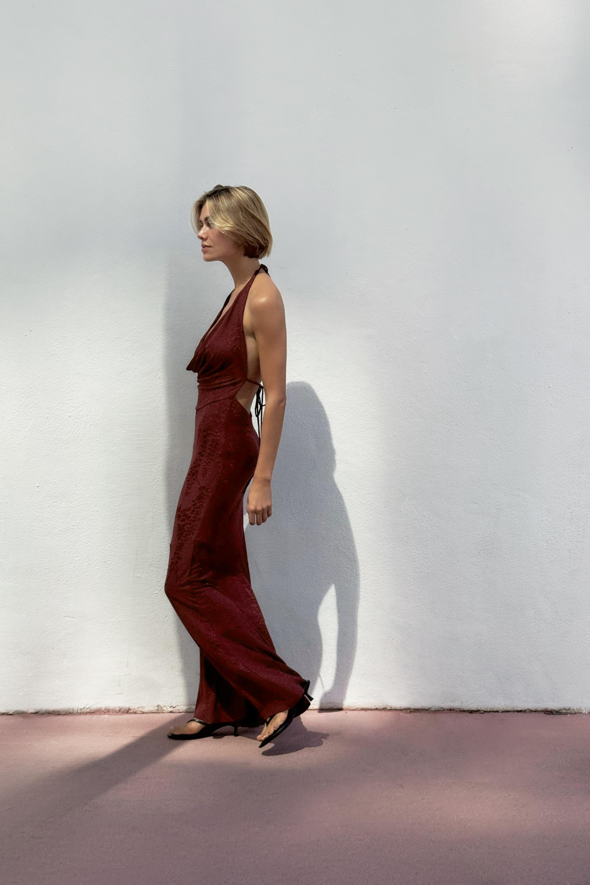 Vestito midi con collo halter regolabile con lacci. Spalle scoperte. Dettaglio di tessuto in jacq... | Zara IT