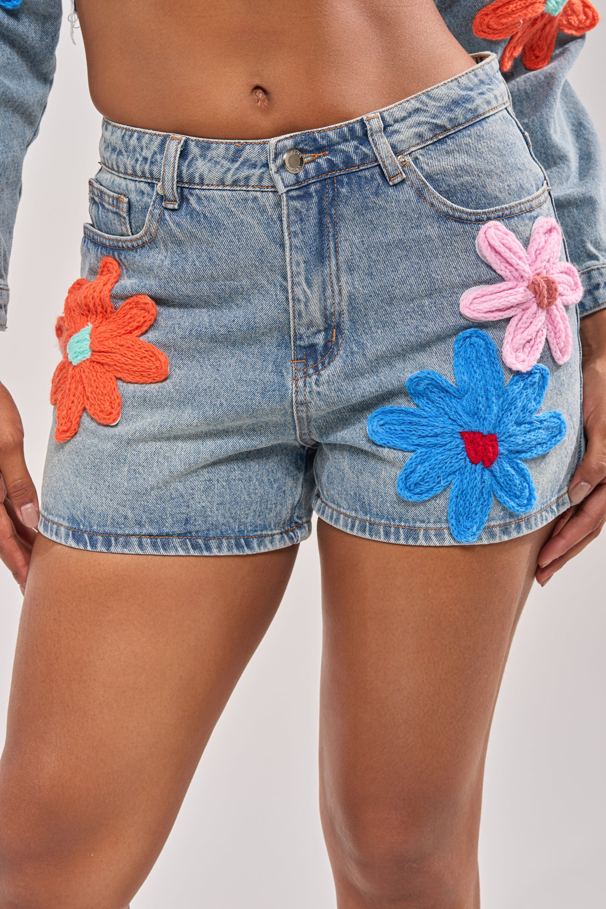 FLOWER PATCH DENIM SHORT | AKIRA