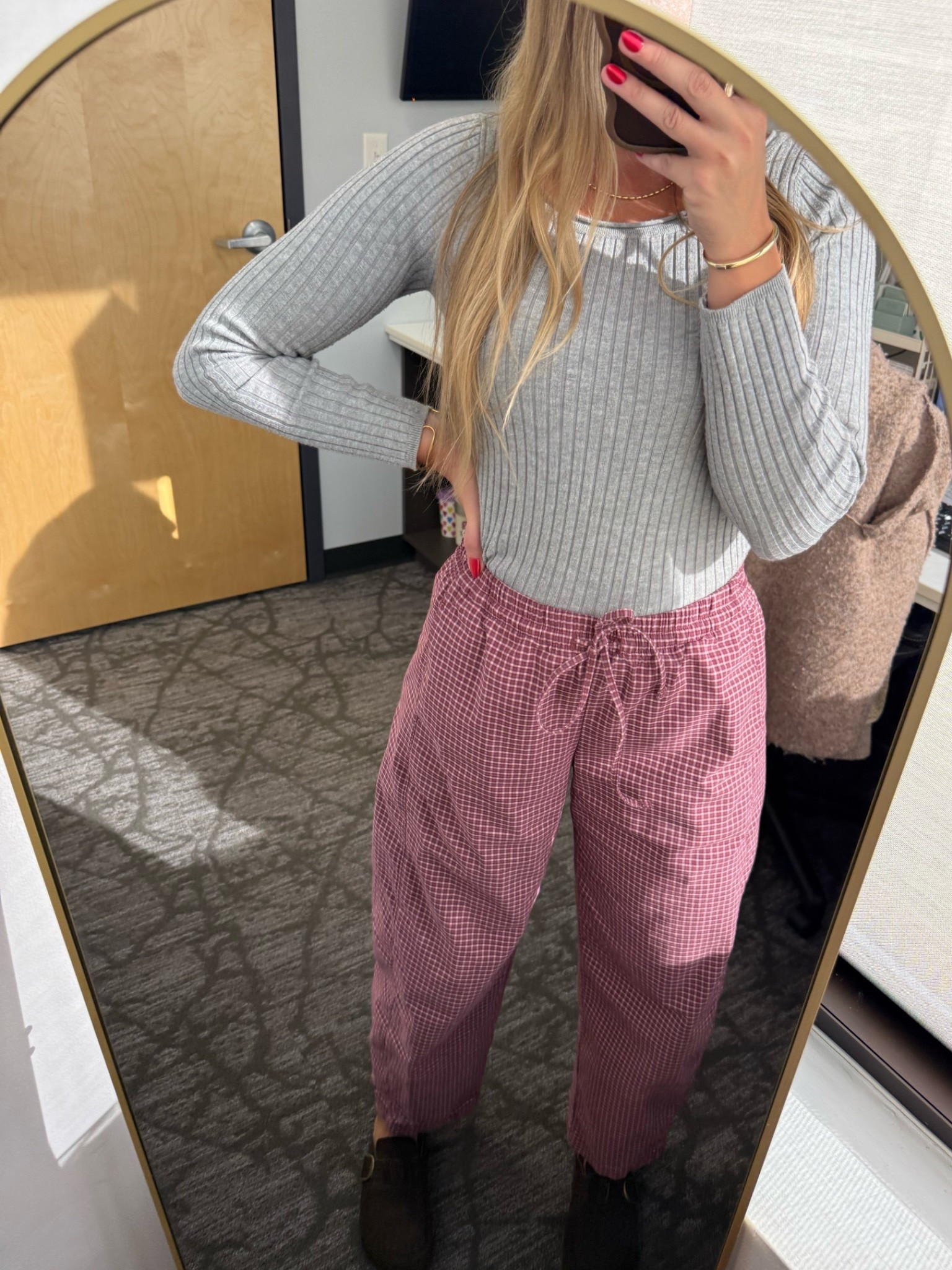Fall work outfit🍂 
Loving these @abercrombie barrel pants👏🏼