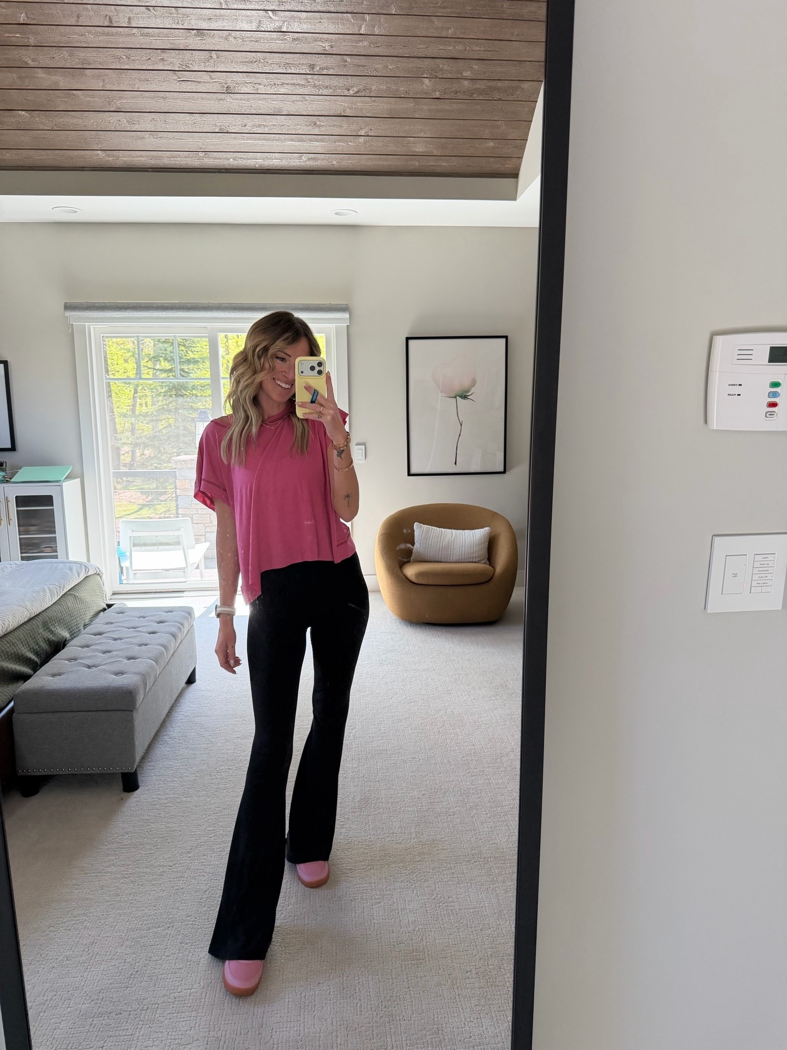 Mom style got early fall sports games
Amazon fashion finds 
Black flare leggings aerie style and what the fun moms are wearing on the sidelines this weekend 
Soccer mom