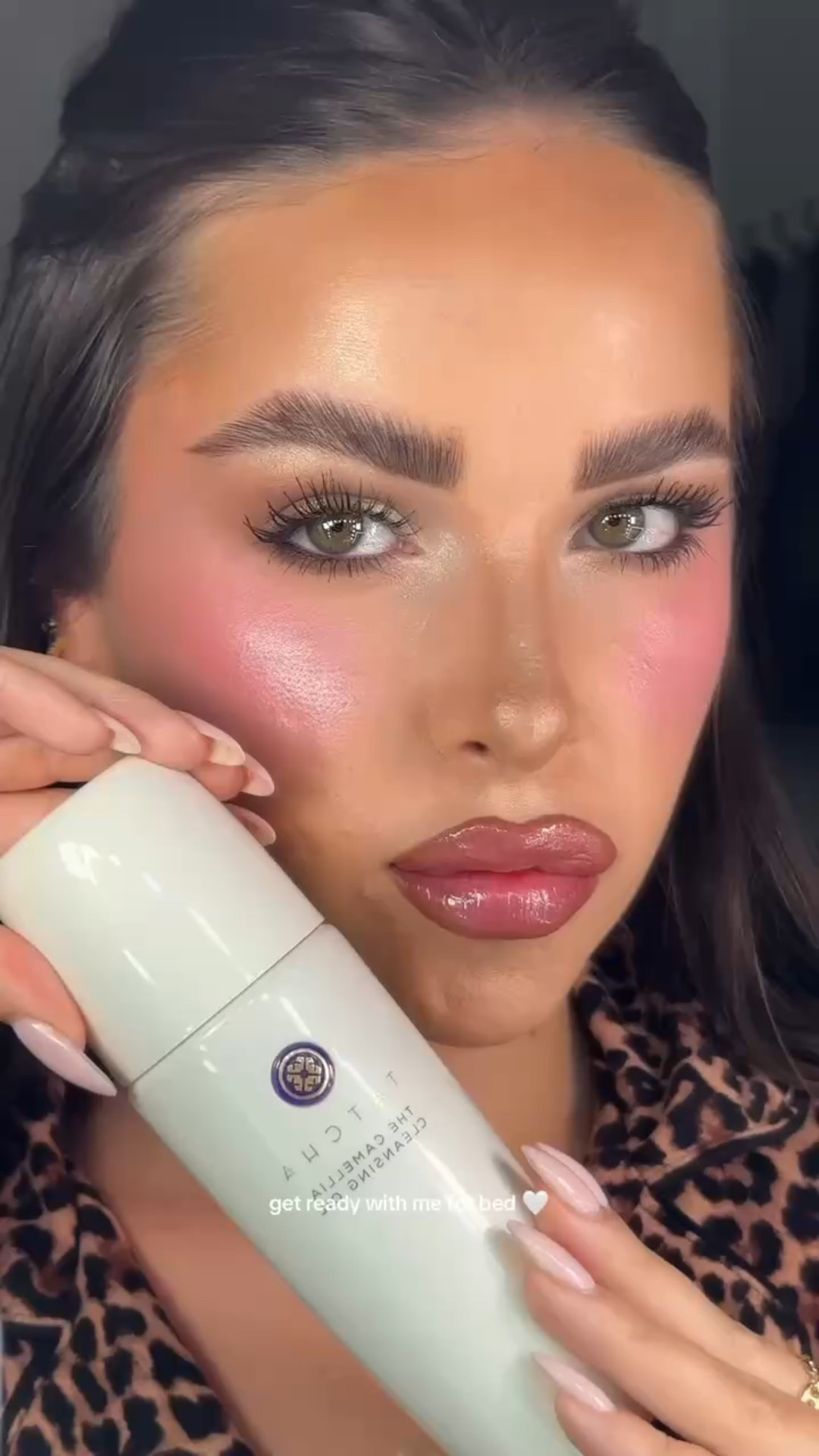 loveee making these videos at the end of my day it’s so relaxing 🥹 products: @Tatcha US cleansing oil, @tatcha the essence, @Clarins USA double serum, @Estée Lauder advanced night repair serum, @tatcha gold leaf lip mask, @rhode skin glazing mist #skincareroutine #skincareasmr #grwmforbed #tatcha #tatchacollective 