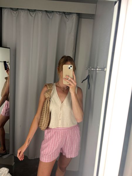 H+M summer mom look! Both top + shorts fit true to size, I’m wearing a size M in both. I have longer legs and love the length of the linen shorts! Waist is stretchy yet comfy