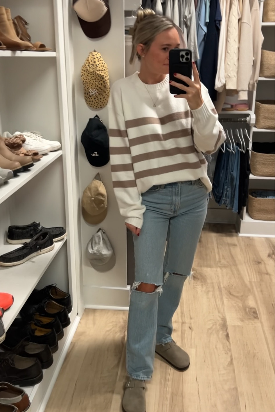 Top - small
Jeans - 25 regular
Shoes - 8 (1/2 size up)
Hollister Work Fall Outfit