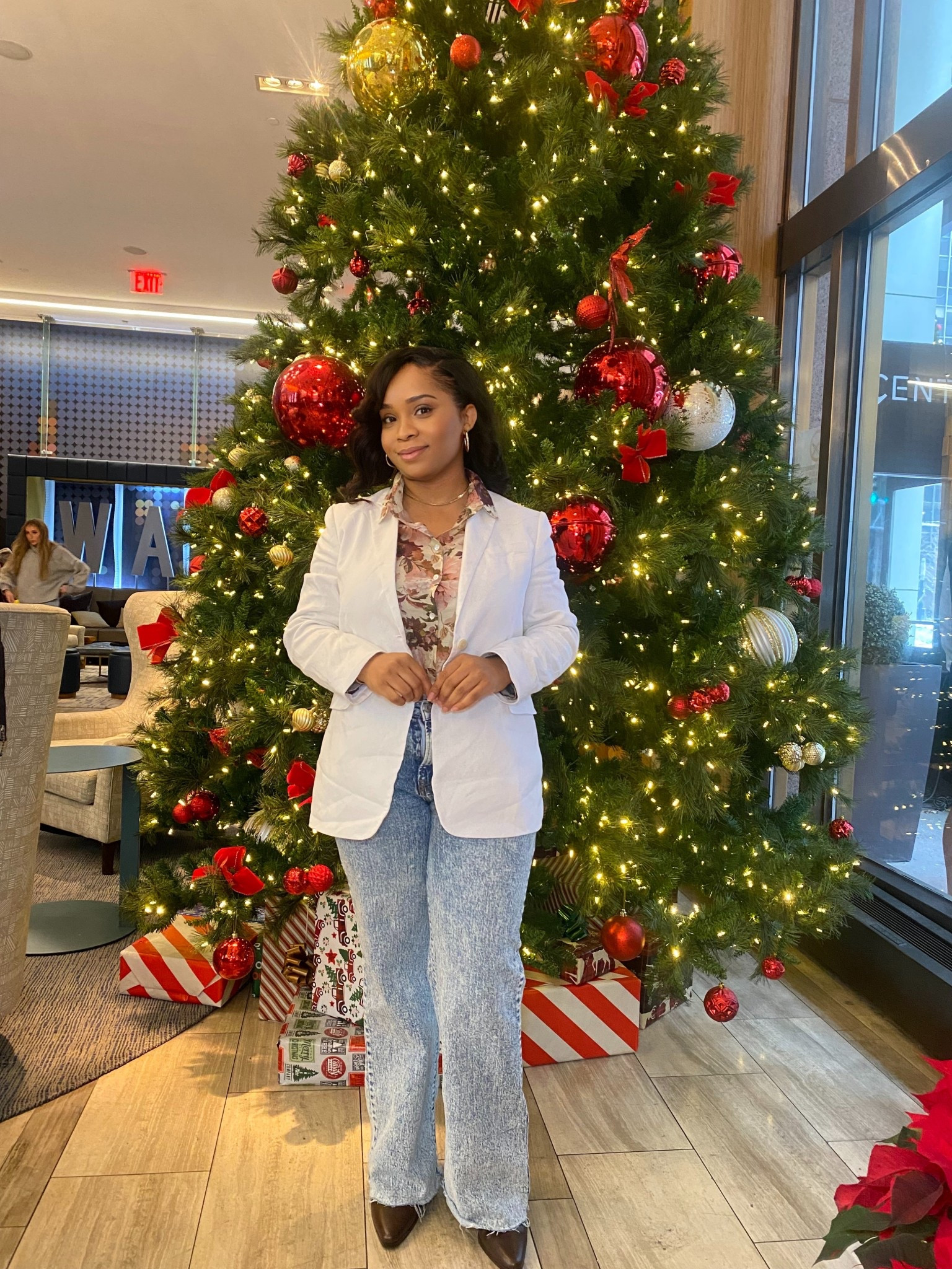 OOTD:What I’m wearing to my business meeting on Wall Street, New York, today.
This business-casual look is both chic and functional for a work trip meeting without trying too hard. I added a brown trench coat because it’s freezing in New York—it snowed on Saturday and Sunday. I’m doing my best to survive the cold 🥶 while still looking polished for work over the next few days.

The star of this outfit is the white Theory blazer - it really pulled the entire look together, and I love it and I know you do too🥰.

Scroll down to shop my exact look for business trips or a day at the office.

business trip outfit, travel outfit, work outfits, business outfits, blazer, denim pants, jeans, long-sleeve button-down, floral shirt, women’s shirt, office look, meeting look, chic, polished


#LTKPetite #LTKgrwm #LTKootd