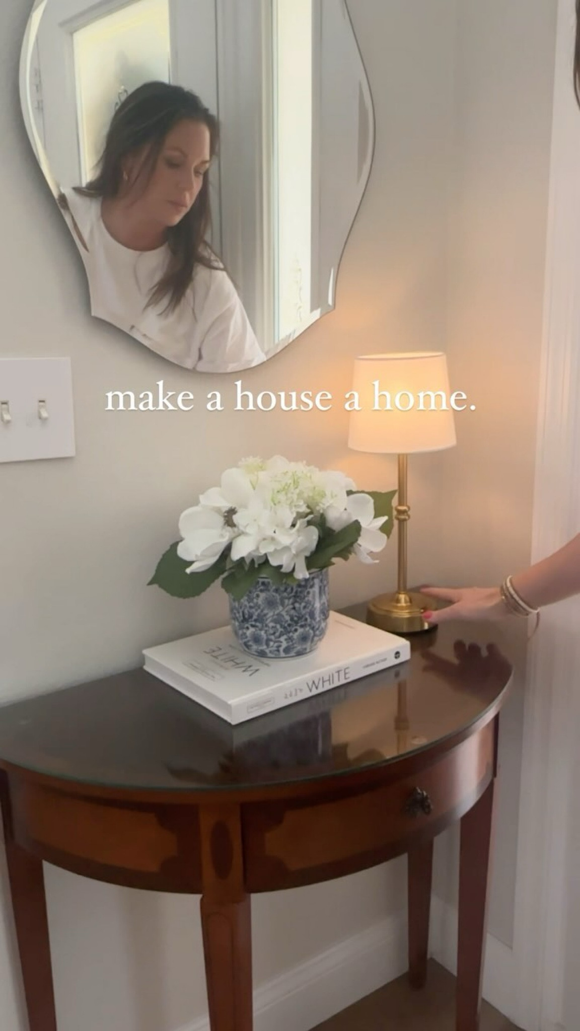 The older I get I realize the things that truly make a house, a home or the things that are uniquely by you. The things that make you happy. It’s the people inside the floor walls not the decorations or the trendy items. Fill your home with things that make your heart happy. Fill it with lots of love and laughter and make memories daily. Because at the end of our time we won’t care about the stuff, yet the memories that last generations to come. #homesweethome #homeinspiration #antiques #traditionalhome #nancymyersinteriors