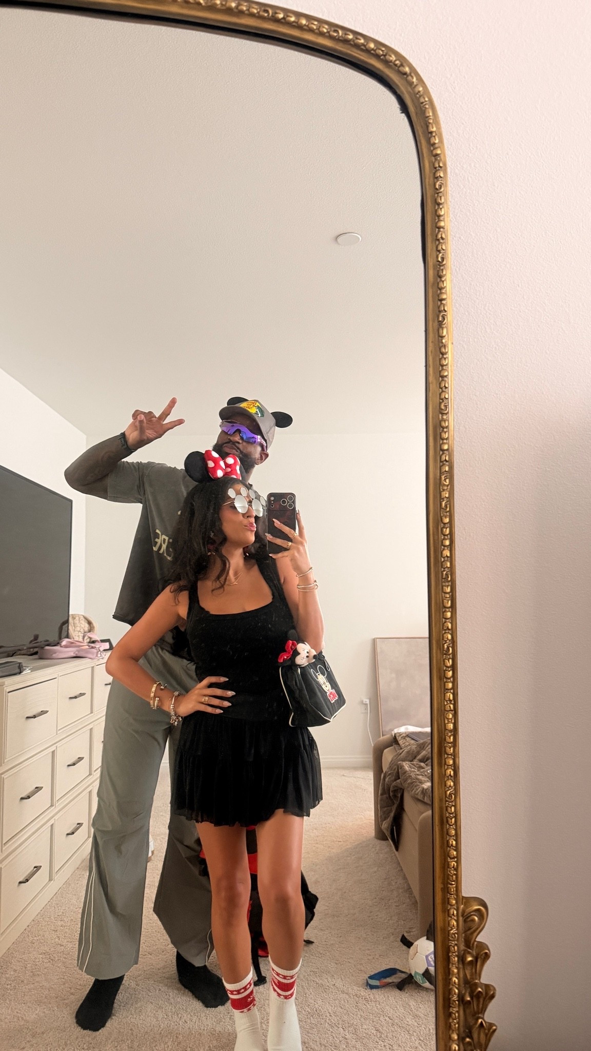 Disney days call for a little extra magic 🎀🖤 Minnie ears, a classic black mini dress, playful accessories, and the cutest character bag for a park-ready look.

#DisneyOutfit #DisneyStyle #MinnieMouse #MinnieEars #DisneyAccessories #DisneyBag #BlackMiniDress #MiniDress #CharacterBag #ThemeParkStyle #ParkDayOutfit #DisneyFashion #DisneyDay #SunglassesStyle #OutfitInspo

#LTKootd #LTKmomlife #LTKstorytime