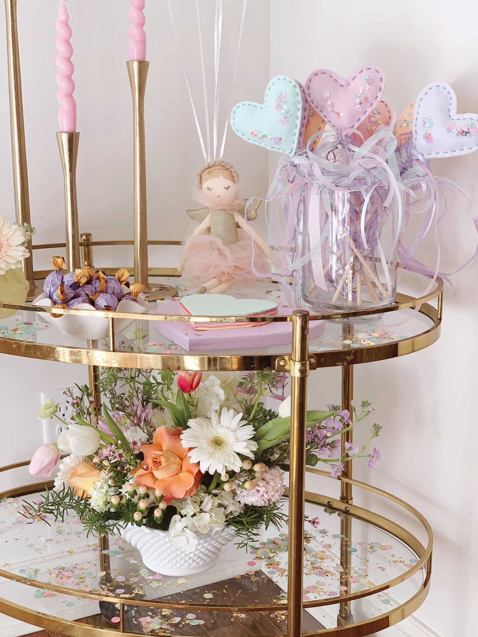 Bar cart display to highlight our TWO SWEET theme! #twosweet #birthday #birthdayparty #hearts #candyhearts #tablescape #placesetting #confetti #sprinkles #floral  #cottoncandy #pushpops #candystand #sweetcart #barcart #heartwand #godiva 