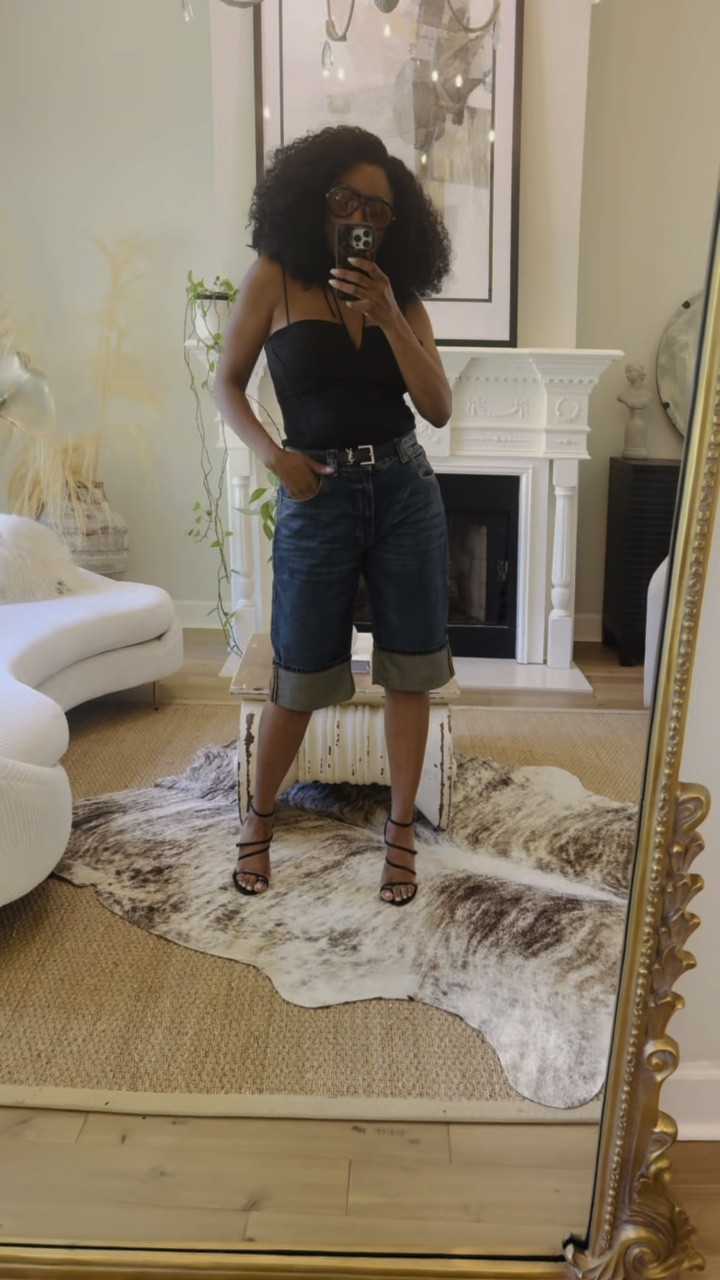 Happy Thursday 🖤

Jeans: Zara