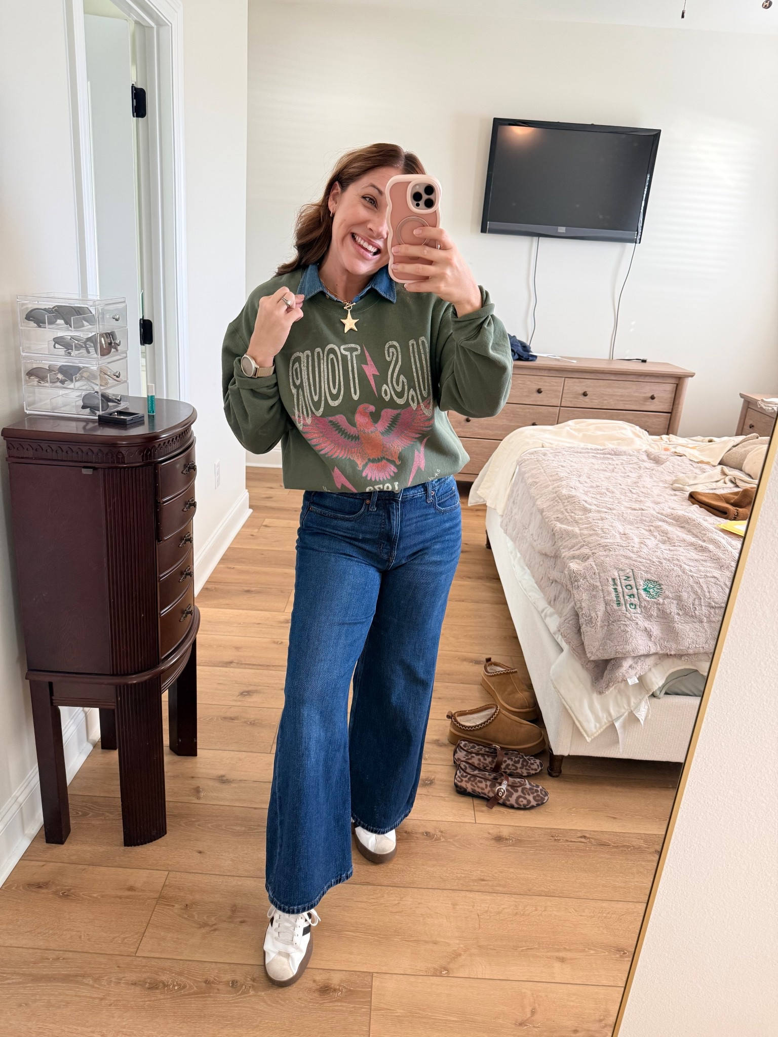Get 25% off of this graphic sweatshirt (and your whole purchase) with code DAILYDANI

6 jeans - baggy, drapey old navy denim 
L graphic sweatshirt
Adidas sneakers TTS 

This false collar is making all of my sweatshirts church ready! 