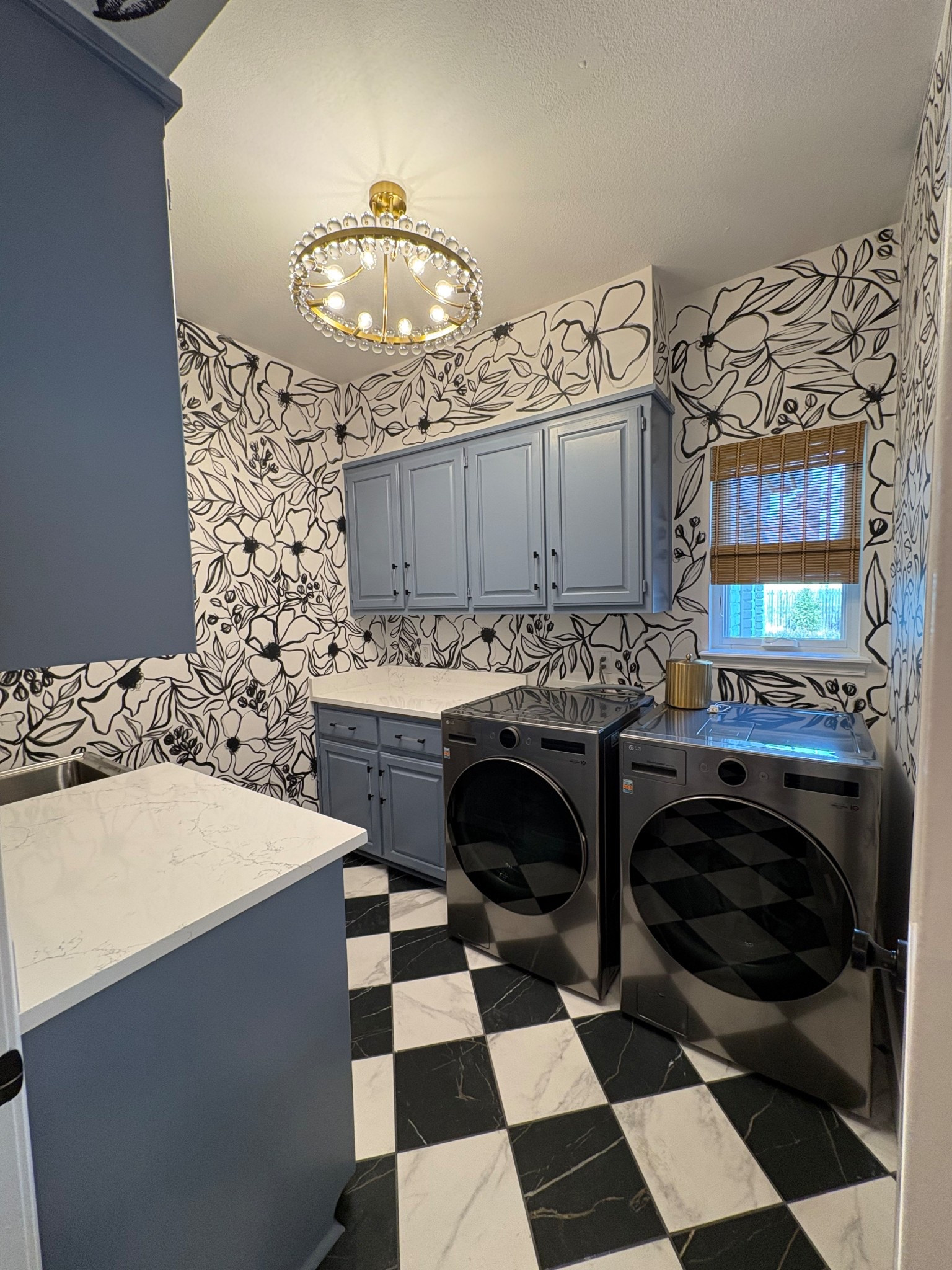 glam laundry room of my dreams 

#homedecor
#laundryroom 
#wallpaper
