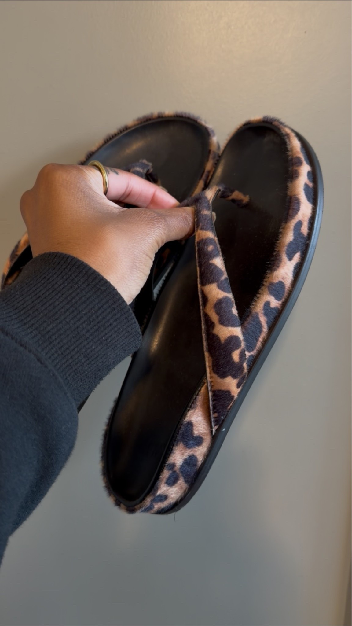 These are flatbed flip flops from H&M. Search “leopard” when you look for them online. 🫶🏾
