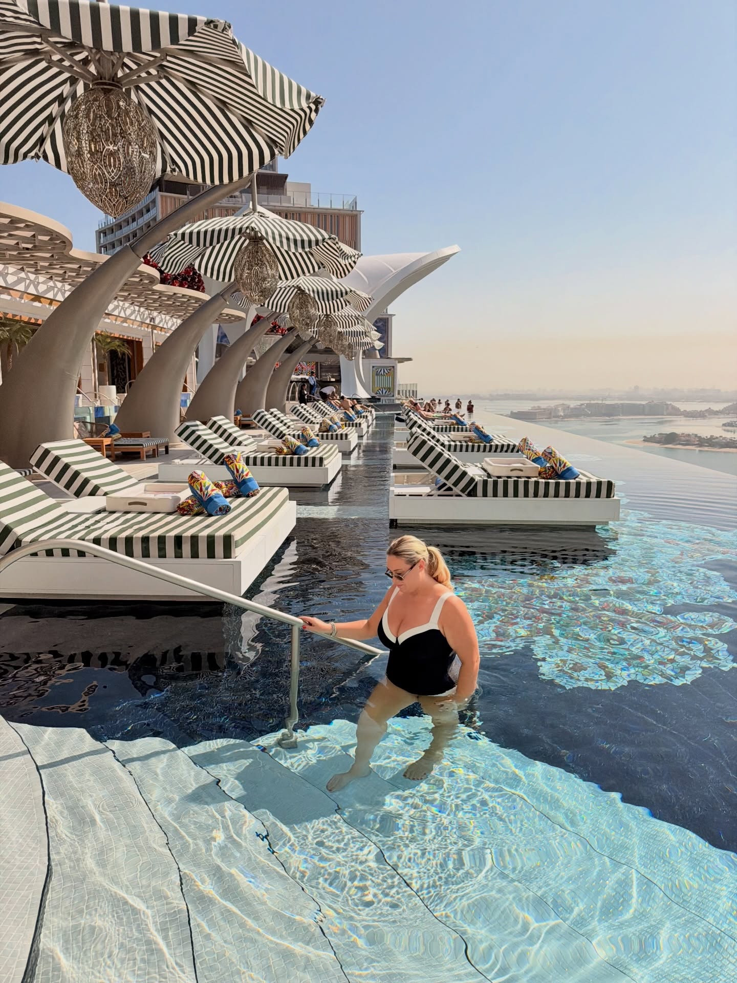 Up in the clouds @atlantistheroyal 

📍 @cloud22dubai is a definite must visit whilst your here in Dubai. The views and vibes from this rooftop pool are unmatched. I have never seen anything like it! 

If Dubai is somewhere you’ve been thinking about visiting feel free to give me a message! 

#luxurytravel #skypool #dubai #luxurylifestyle #atlantistheroyal