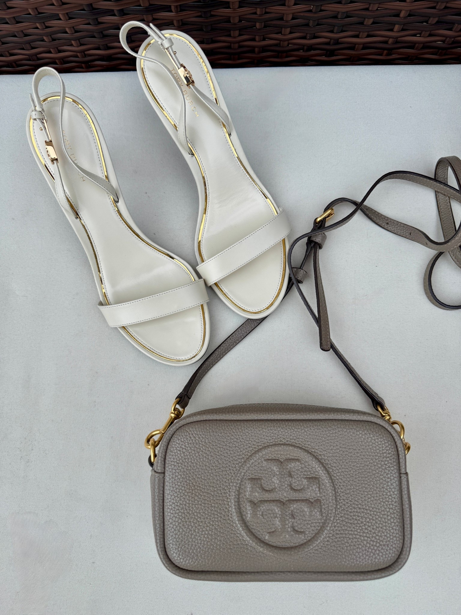 Tory Burch sale is here and it’s fabulous 🤩
I love their bags but their shoes are really a gem 💎 
The quality and comfort are just there consistently, even with a high heel, like in these sandals.
And the discount is so good!! 
Definitely take the opportunity to treat yourself ;) 

#LTKSaleAlert #LTKMidsize #LTKWorkwear