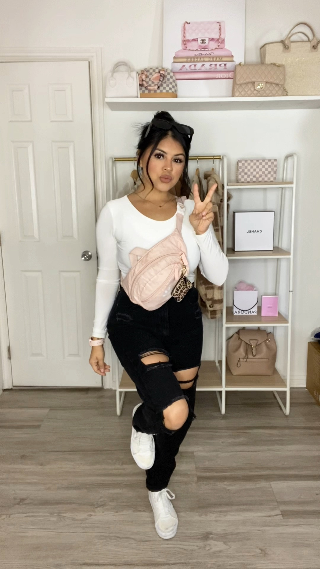 Jeans 4
Bodysuit M
Shoes 6