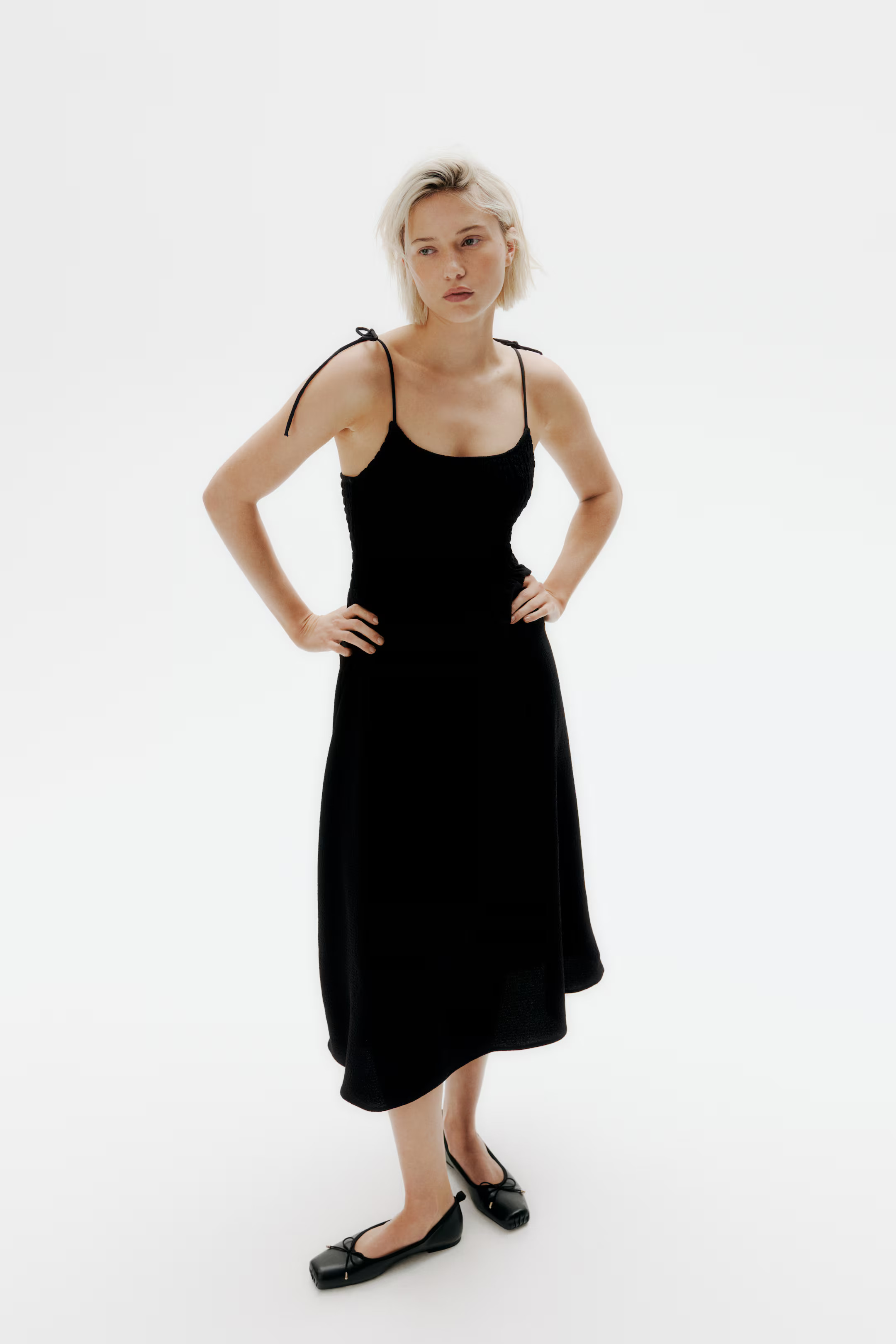 Gesmoktes Kleid mit Bindeträgern | H&M (DE, AT, CH, NL, FI)