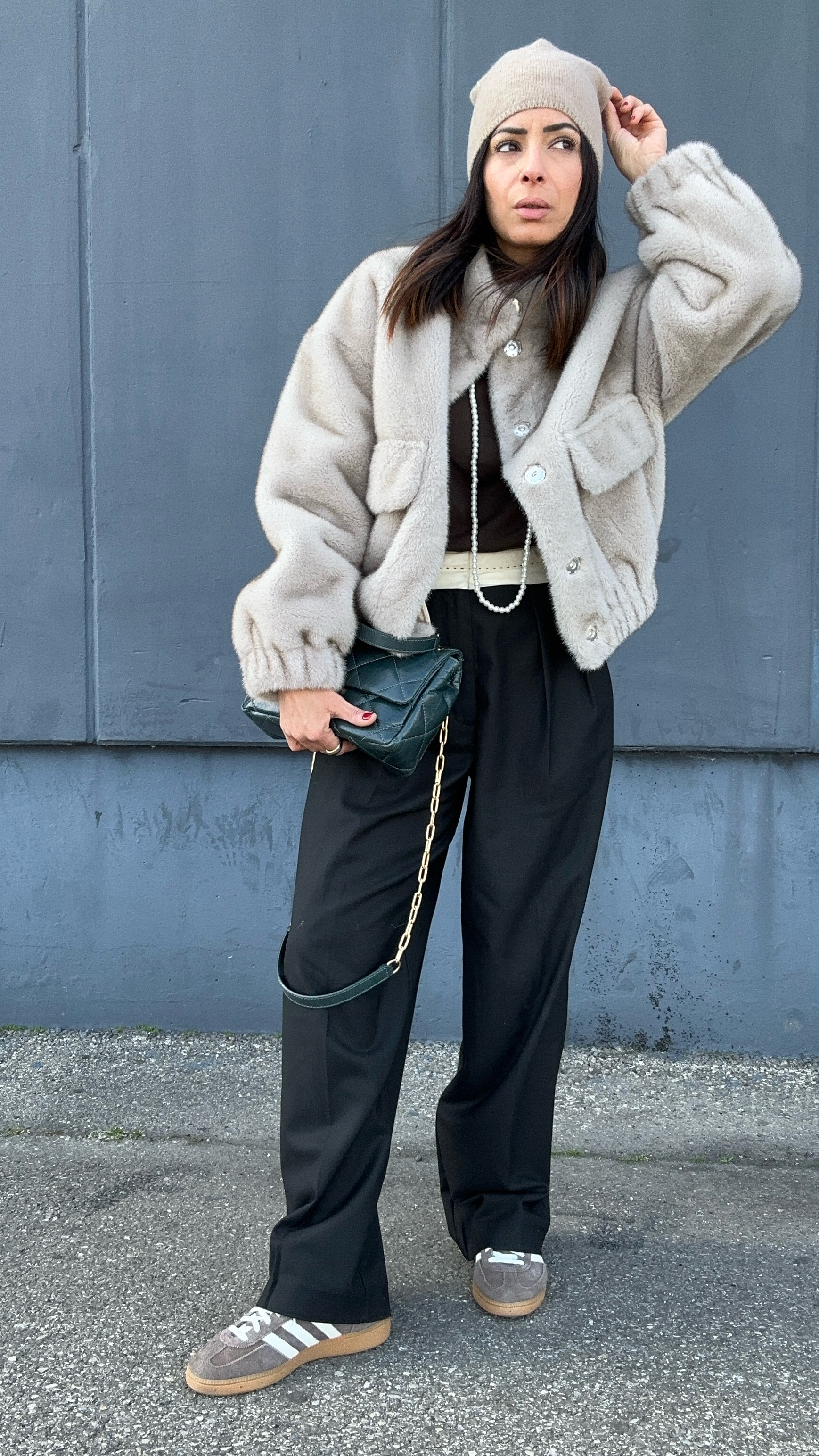 OUTFIT INSPO : La veste fausse fourrure ! tu valides ?

Veste @bashparis 
Bonnet & pantalon @zara 
Col roulé @hm 
Sac @vanessabruno 
Sneakers @adidasoriginals 

Inspo, outfit, bash, fausse fourrure, style, over 40