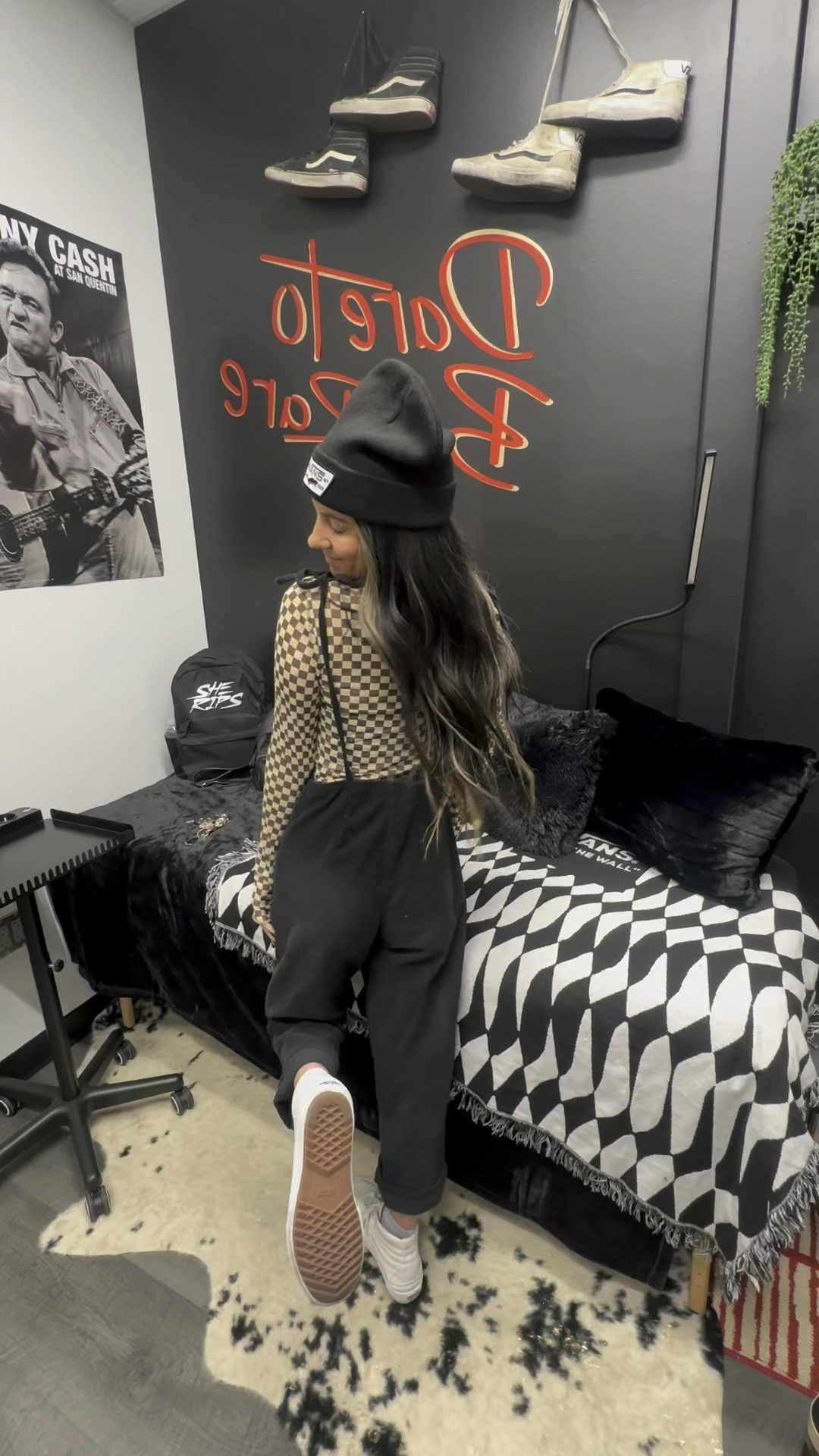 Overalls: Urban Outfitters
Shoes: Vans
Hat: Vans
Checkered shirt: Buckle 