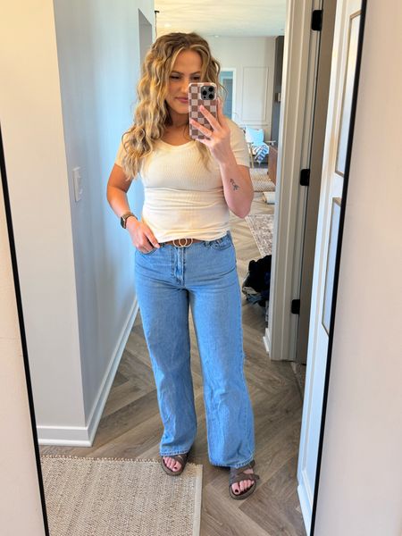 My favorite pair of wide leg jeans from Levi! They’re the rib cage waist! 

I am wearing my normal waist band (28) and a long in length! 

I’m 5’7” 155lbs! 
