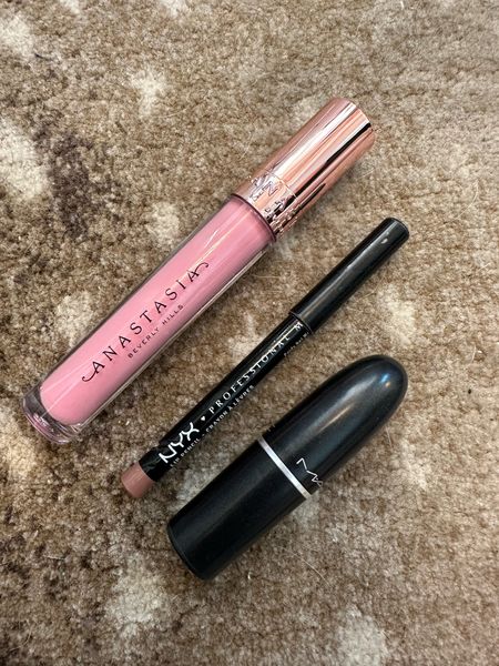 Current favorite lip combo 💄: 
- Anastasia Beverly Hills lip gloss in shade Cotton Candy 
- NYX Slim Lip Pencil in shade Nude Truffle 
- Mac Lipstick Cream in shade Creme Cup 